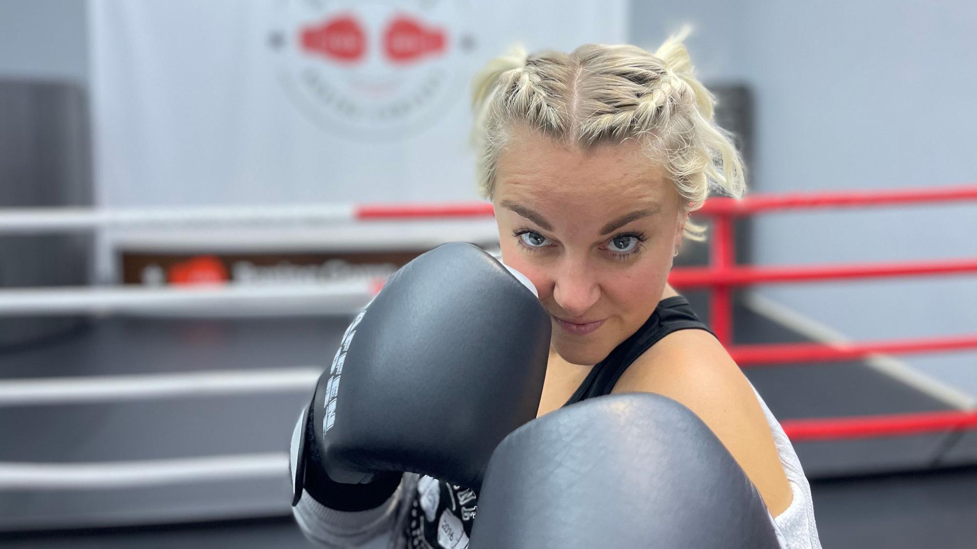 Nici Kempermann steht mit Boxhandschuhen im Ring.