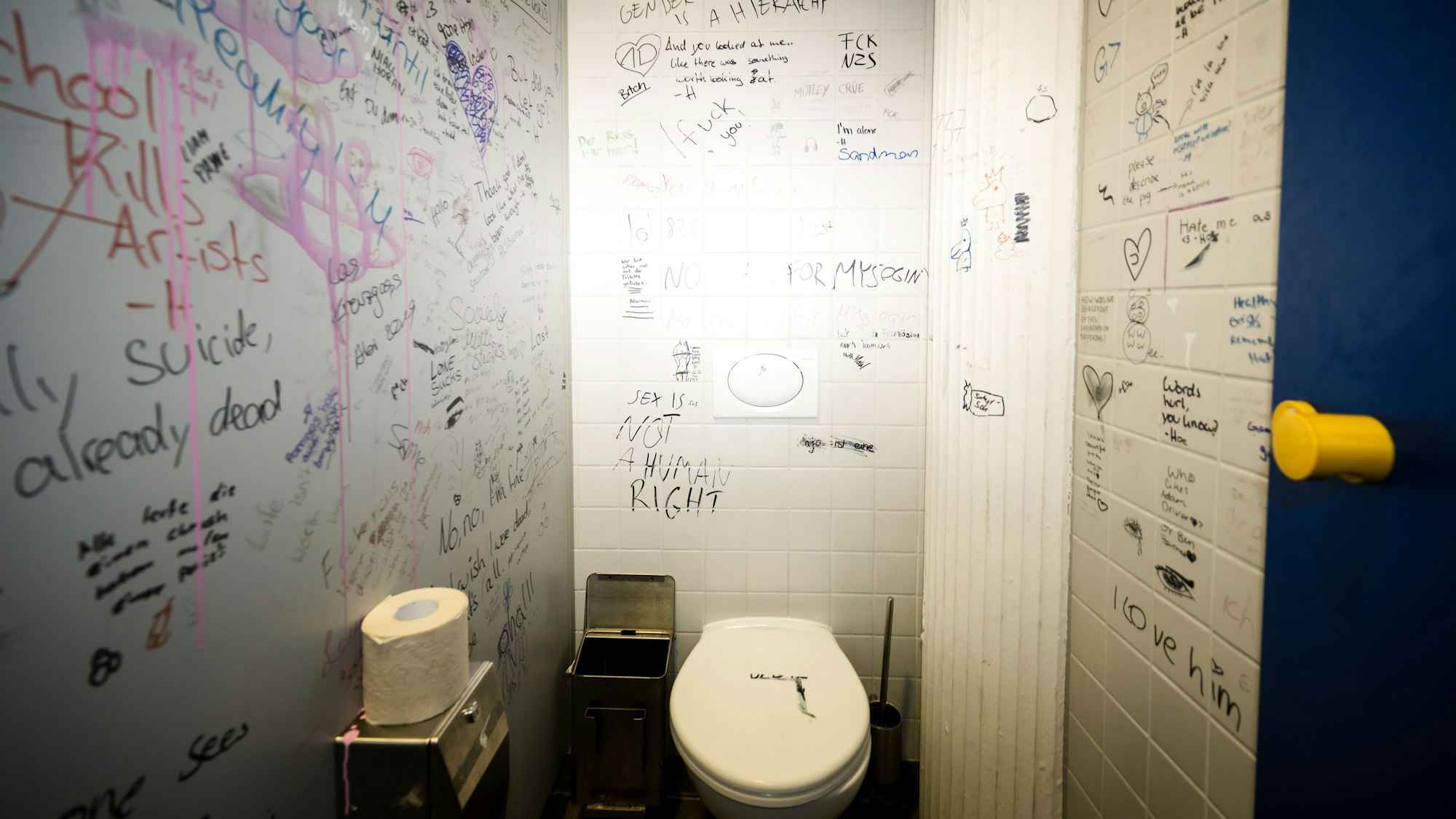 Schmierereien in einer Toilette.