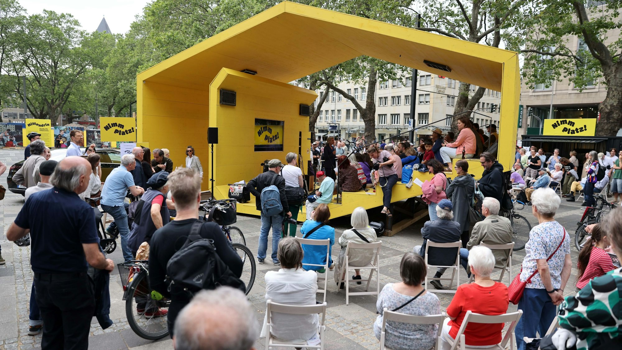 Auftakt „Nimm Platz“ auf dem Neumarkt