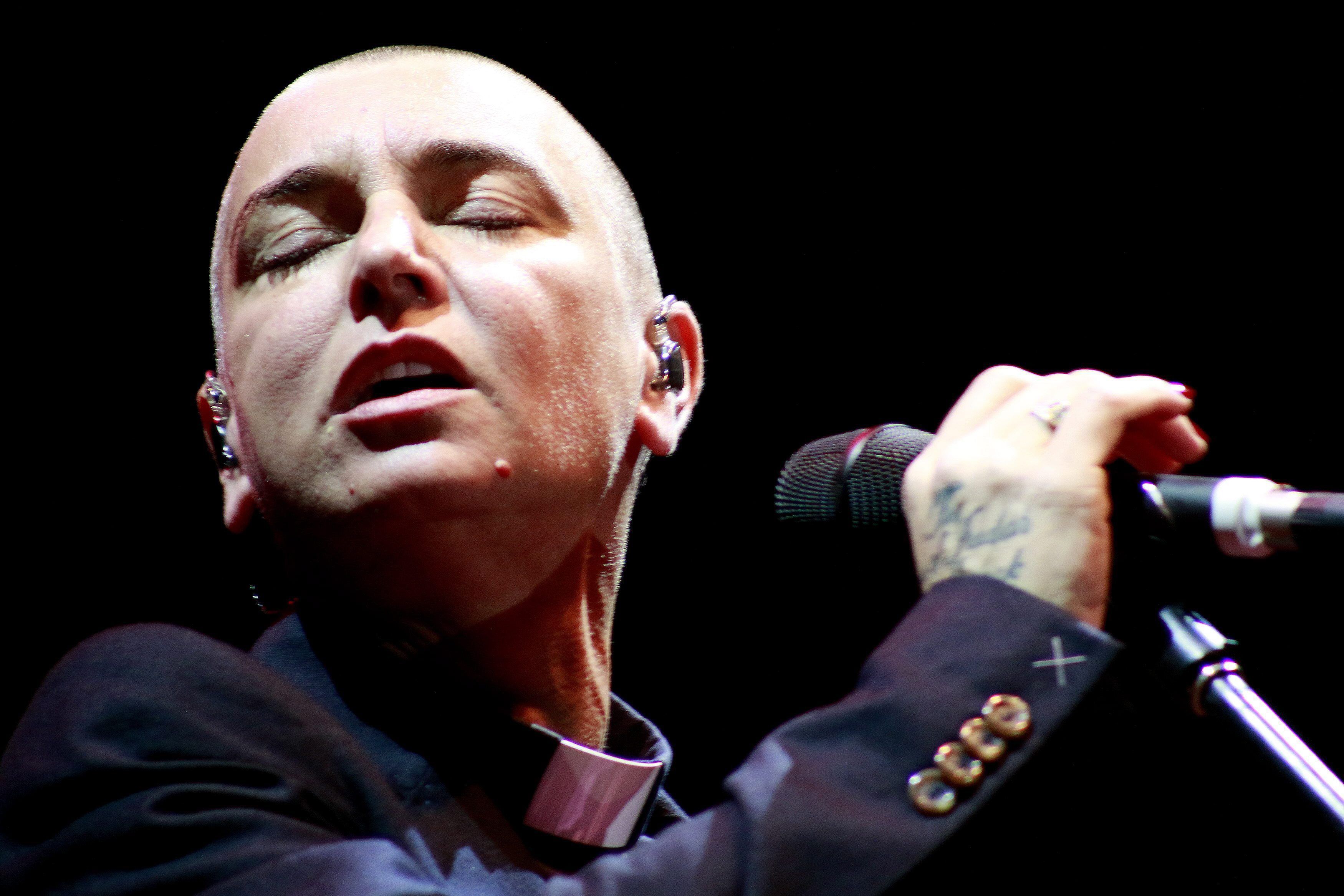dpatopbilder - ARCHIV - 16.02.2015, Chile, Santiago De Chile: Die irische Popsängerin Sinead O'Connor bei einem Auftritt während des Wombad Festivals. (zu dpa: «Sängerin Sinéad O'Connor ist tot») Foto: Sebastian Silva/EFE/epa/dpa +++ dpa-Bildfunk +++