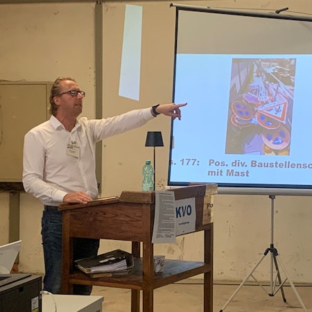 Der Auktionator zeigt mit dem Finger auf einen Bieter, um sein Gebot zu bestätigen.