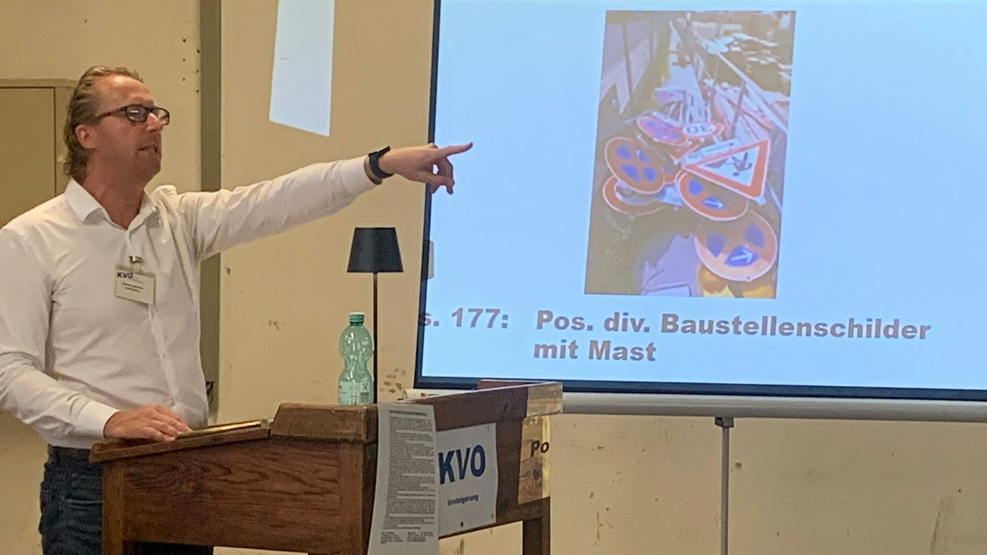 Der Auktionator zeigt mit dem Finger auf einen Bieter, um sein Gebot zu bestätigen.