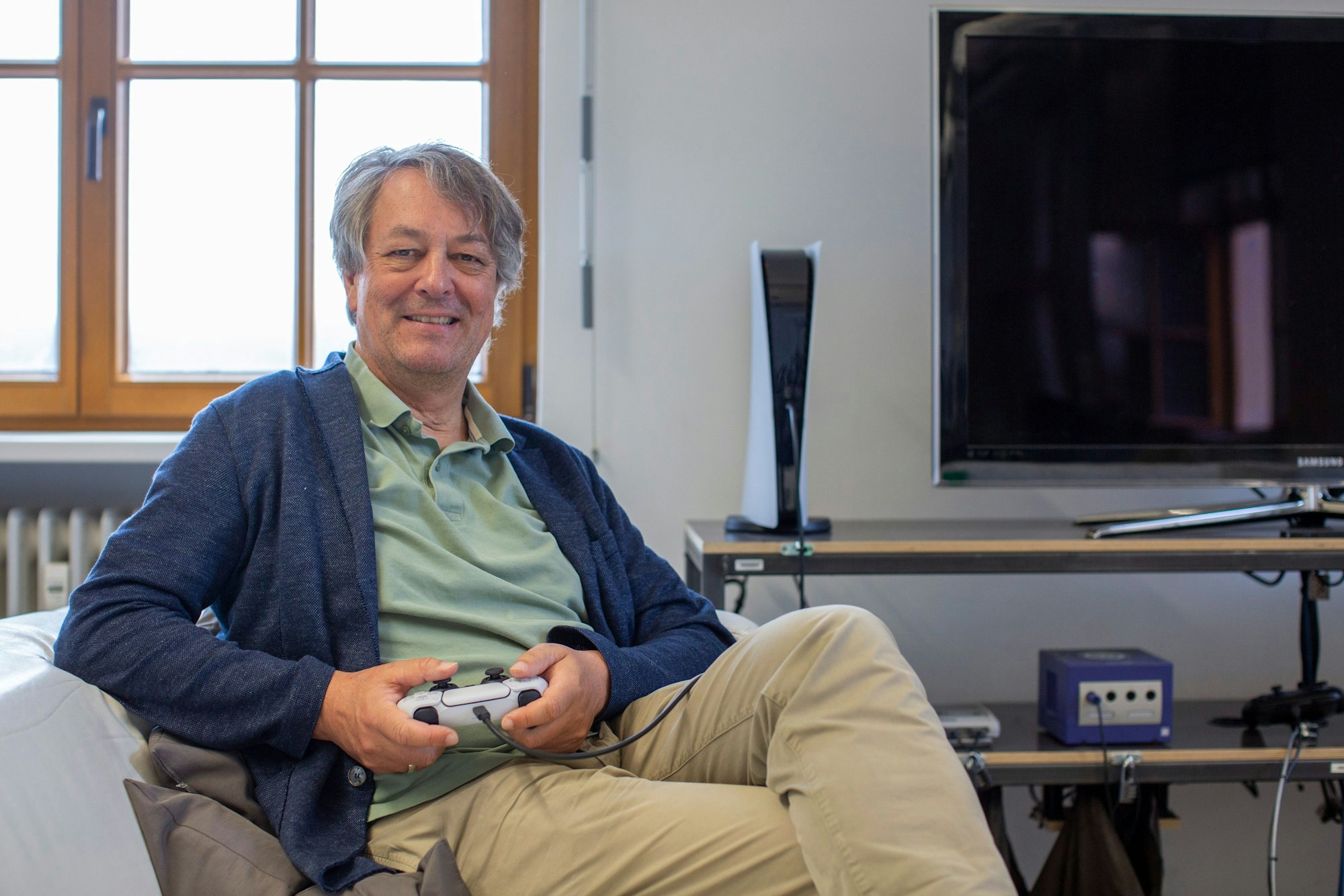 Mit dem Controller in der Hand: Björn Bartholdy ist Professor für Media Design und Ko-Direktor des Cologne Game Lab der TH Köln.