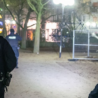 Polizeibeamte bei einem Einsatz in der Nacht (Symbolfoto).