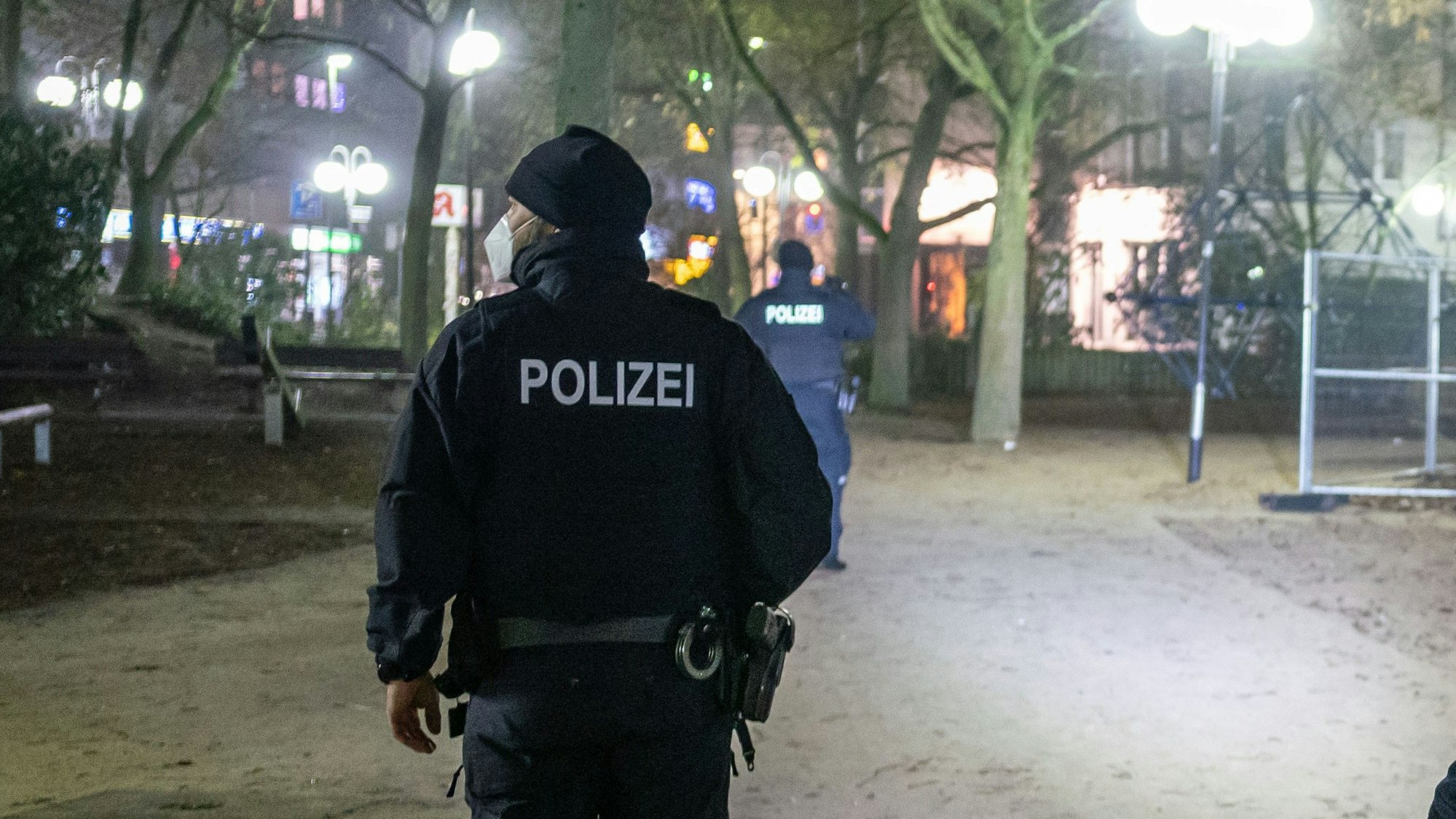 Polizeibeamte bei einem Einsatz in der Nacht (Symbolfoto).