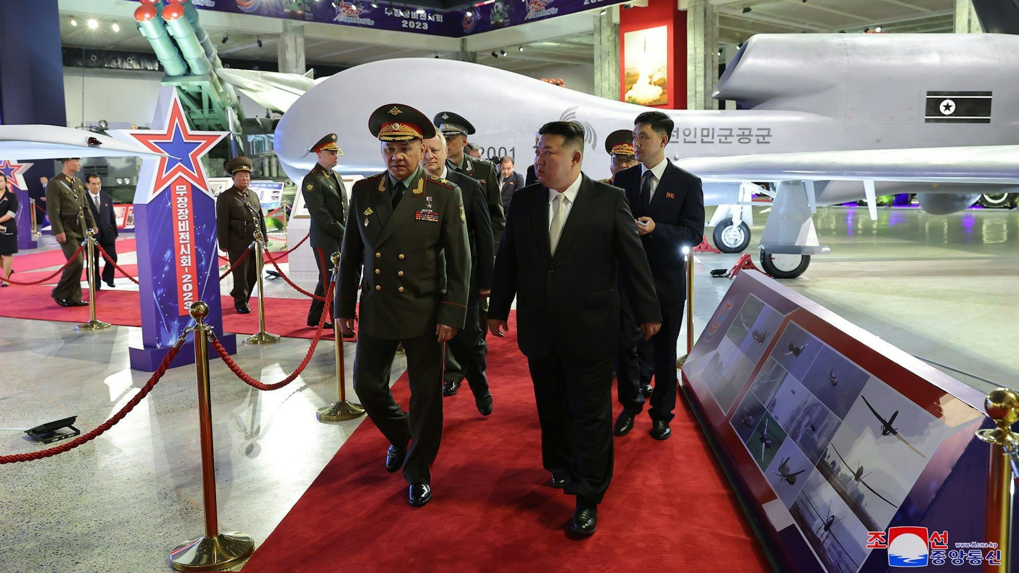 Eine Aufnahme der staatlichen nordkoreanischen Nachrichtenagentur zeigt Kim Jong Un mit Sergei Schoigu beim Besuch einer Waffenausstellung in Pjöngjang zeigen.