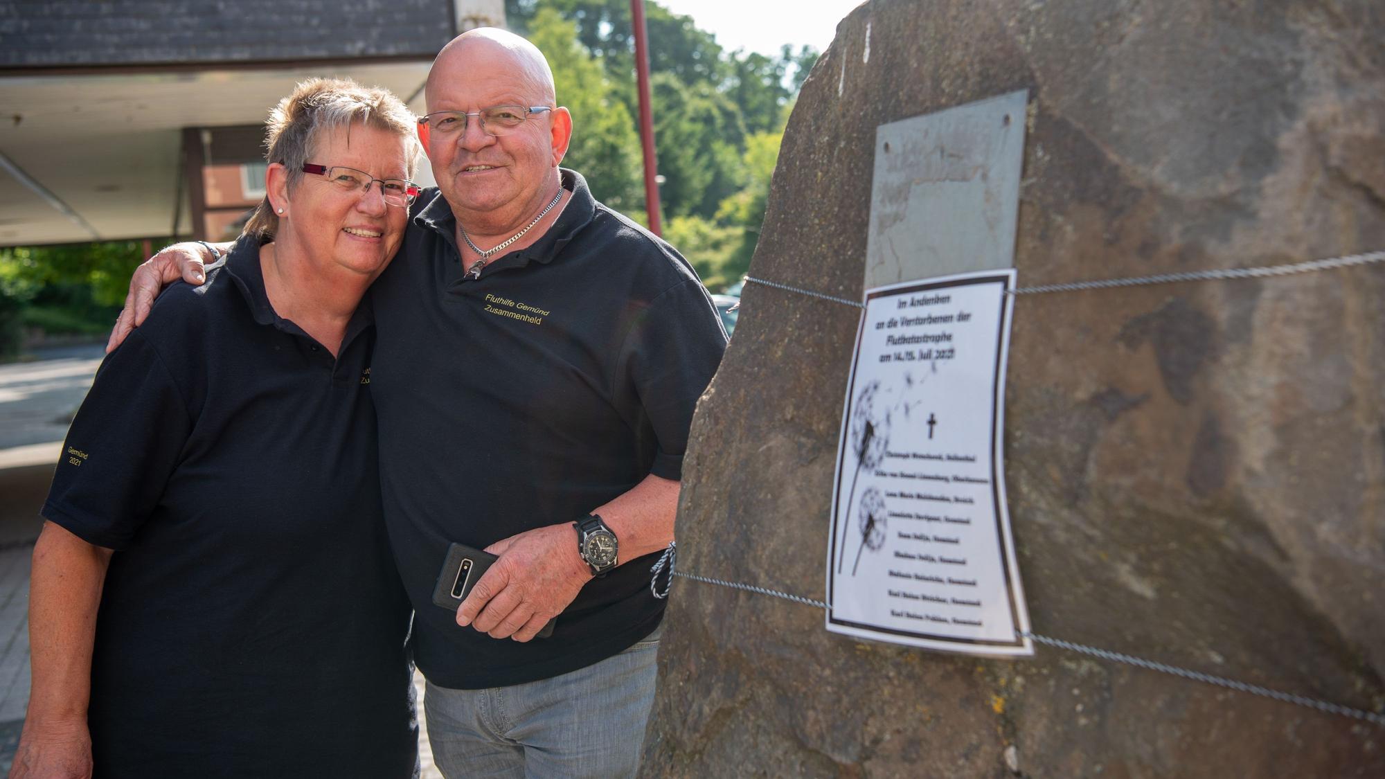Die Eheleute vor dem Gedenkstein in Gemünd.