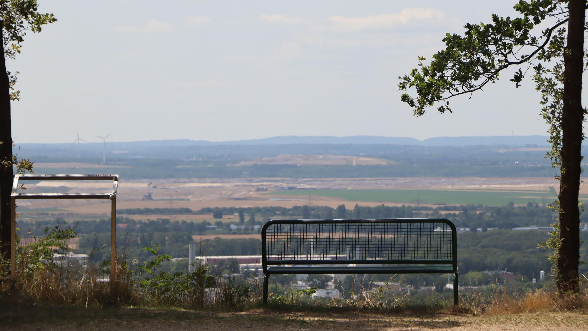 Das Bild zeigt eine Parkbank und den Blick von der Sophienhöhe auf umliegende Felder.