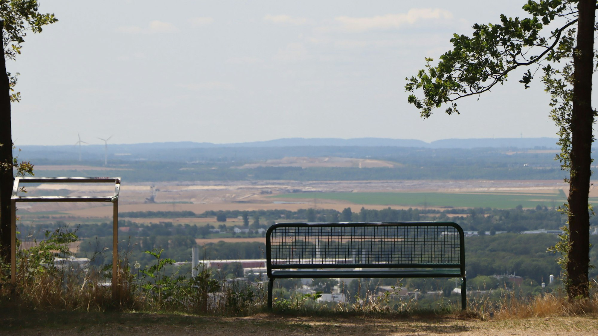 Das Bild zeigt eine Parkbank und den Blick von der Sophienhöhe auf umliegende Felder.