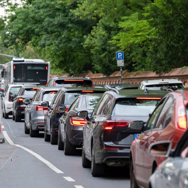 Rund um die Aachener Straße in Köln staut sich der Verkehr (Symbolbild)
