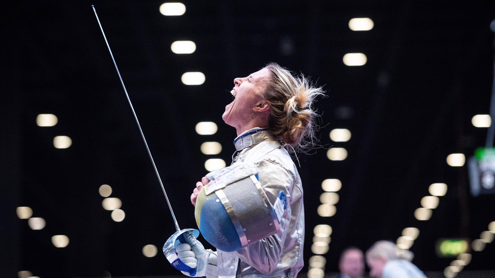 Die ukrainischie Fechterin Olha Charlan mit ihrem Säbel ballt die Fäuste und schreit Richtung Hallendecke.