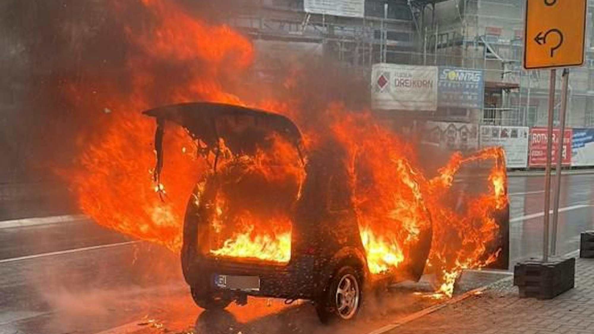 Ein Auto steht lichterloh in Flammen.
