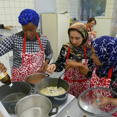 Fatoumata Sow aus Guinea, Saliha Omarsada und Frishta Ahremi, beide aus Afghanistan, kochten ein traditionelles Gericht aus ihrer Heimat.