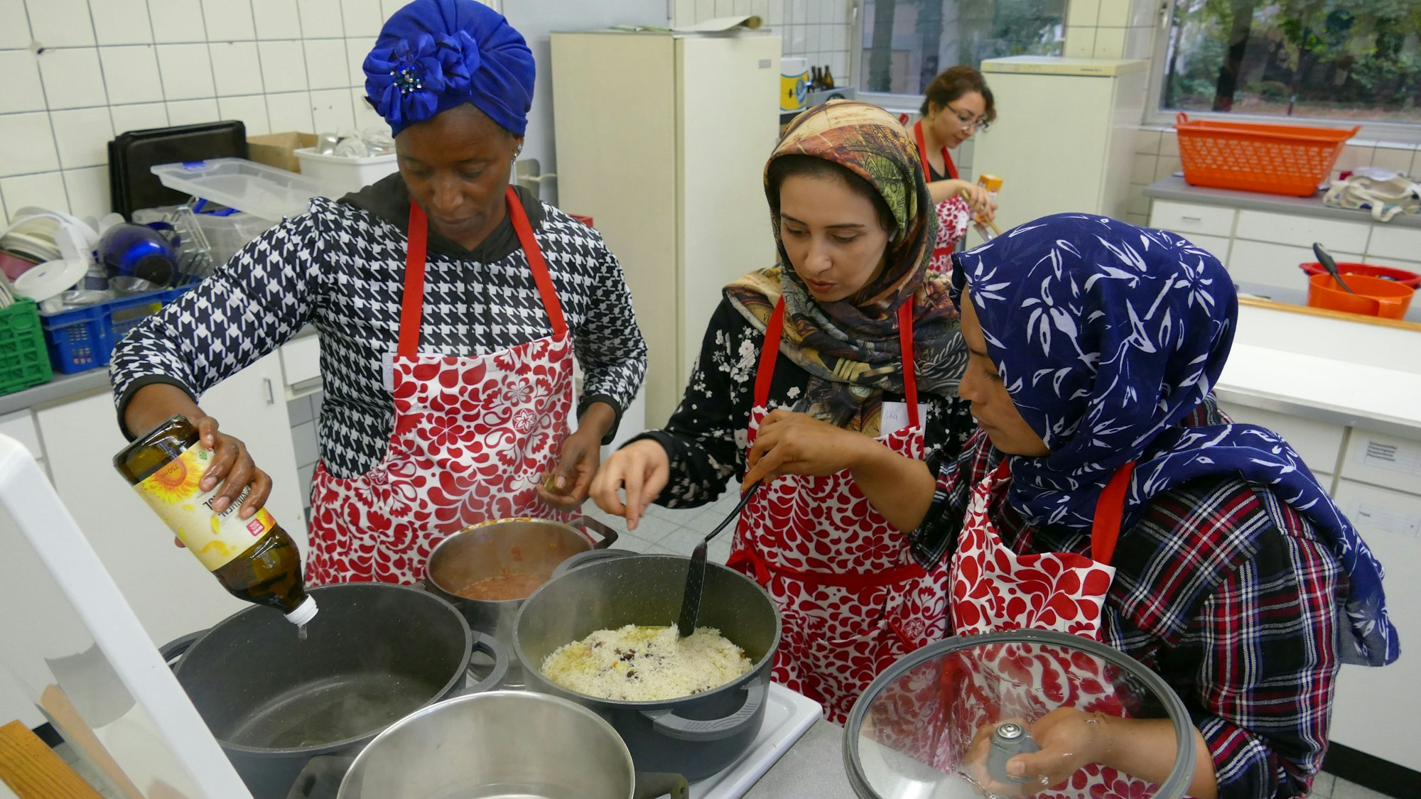 Fatoumata Sow aus Guinea, Saliha Omarsada und Frishta Ahremi, beide aus Afghanistan, kochten ein traditionelles Gericht aus ihrer Heimat.