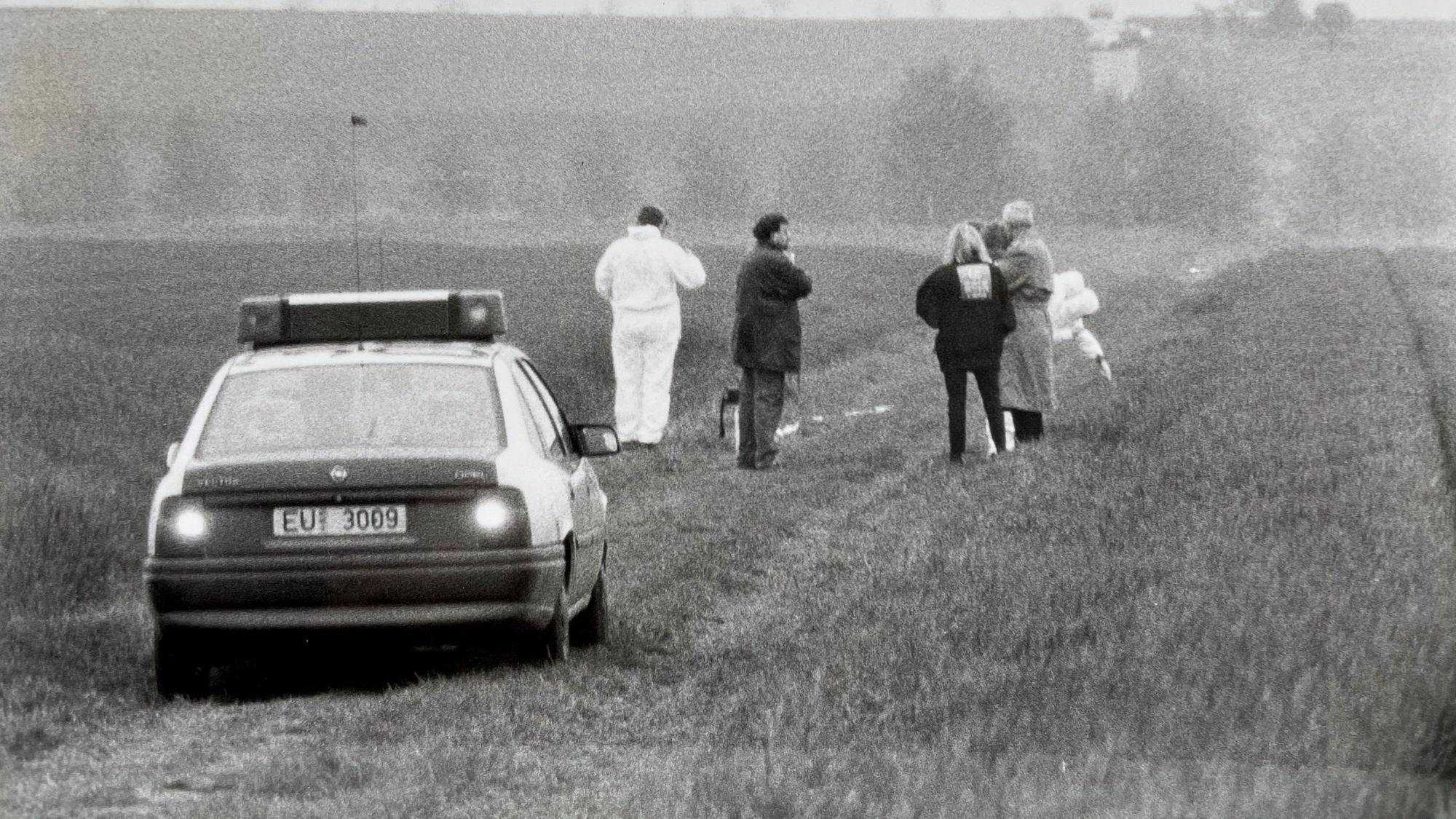 Das Archivbild von 1996 zeigt ein Polizei-Fahrzeug auf einem Feldweg und einige Menschen.