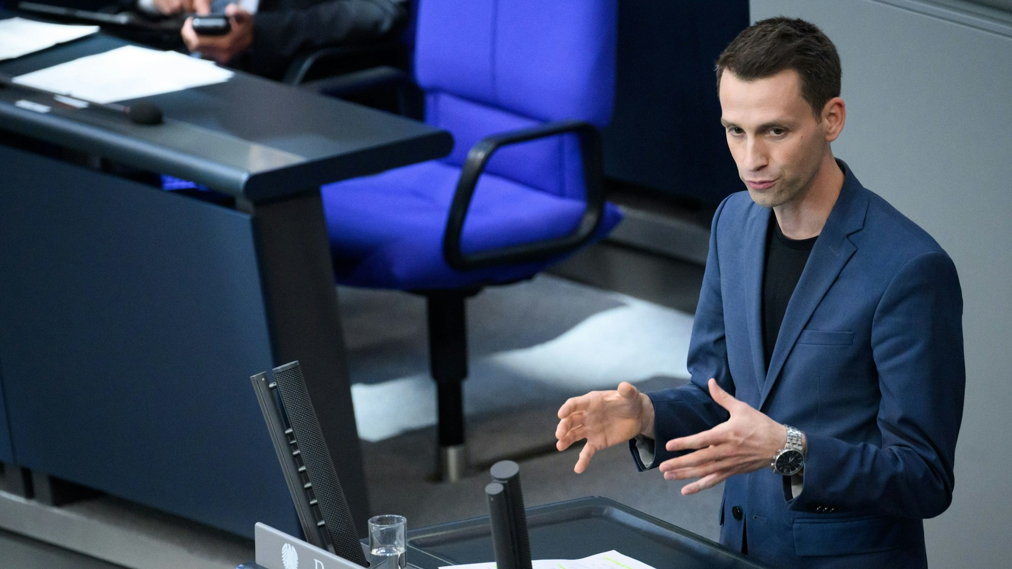 Andreas Audretsch (Bündnis 90/Die Grünen) spricht bei der Debatte über die Einsetzung eines Cum-Ex-Untersuchungsausschusses in der Plenarsitzung im Deutschen Bundestag. Die Unionsfraktion fordert die Einsetzung eines Untersuchungsausschusses, der die Umstände der Steueraffäre der Hamburger Warburg-Bank im Zusammenhang mit sogenannten Cum-Ex-Steuergestaltungen untersuchen soll.