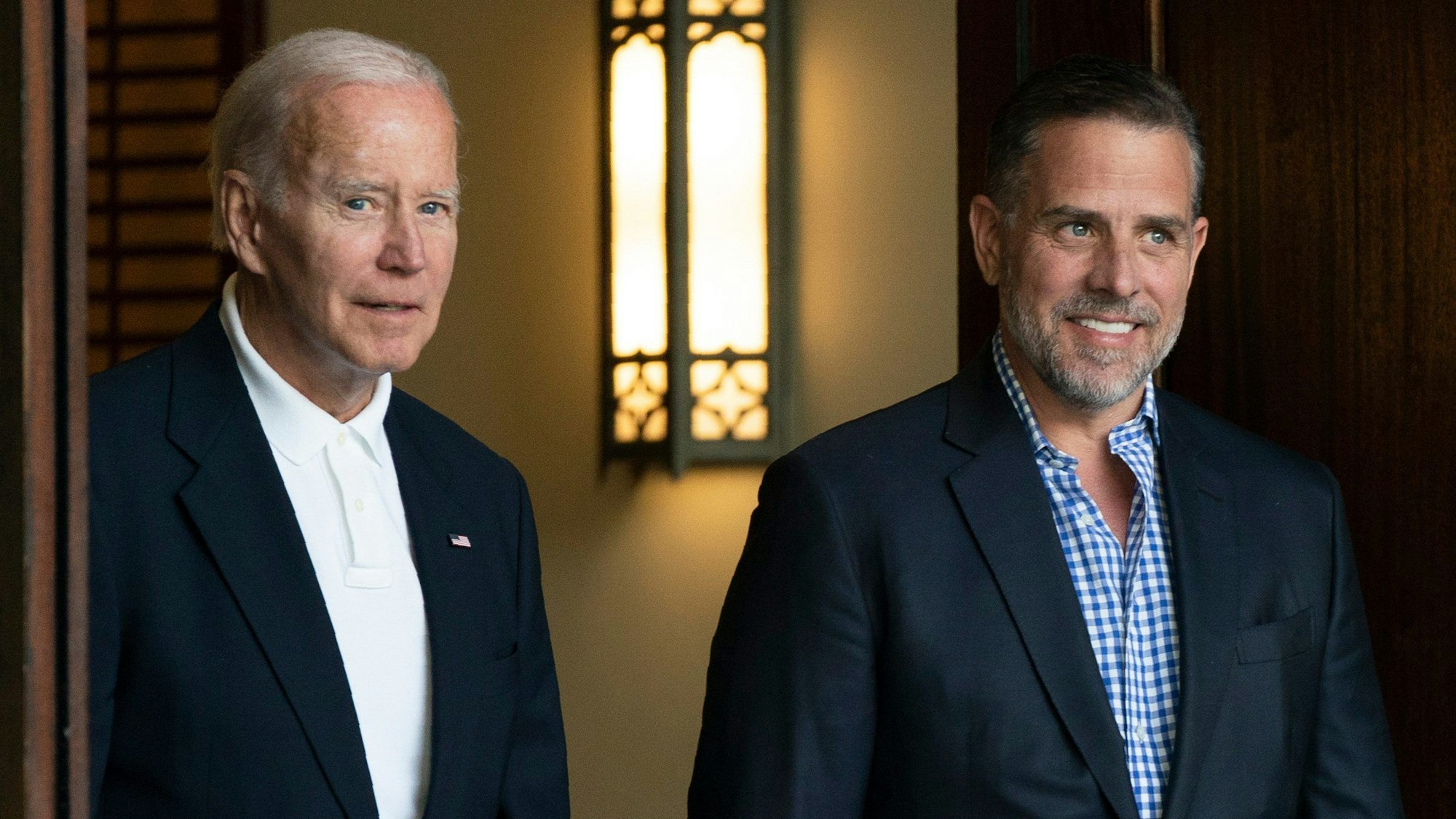 Joe Biden, Präsident der USA, und sein Sohn Hunter Biden verlassen die Holy Spirit Catholic Church in Johns Island, S.C., nachdem sie an einer Messe teilgenommen haben.