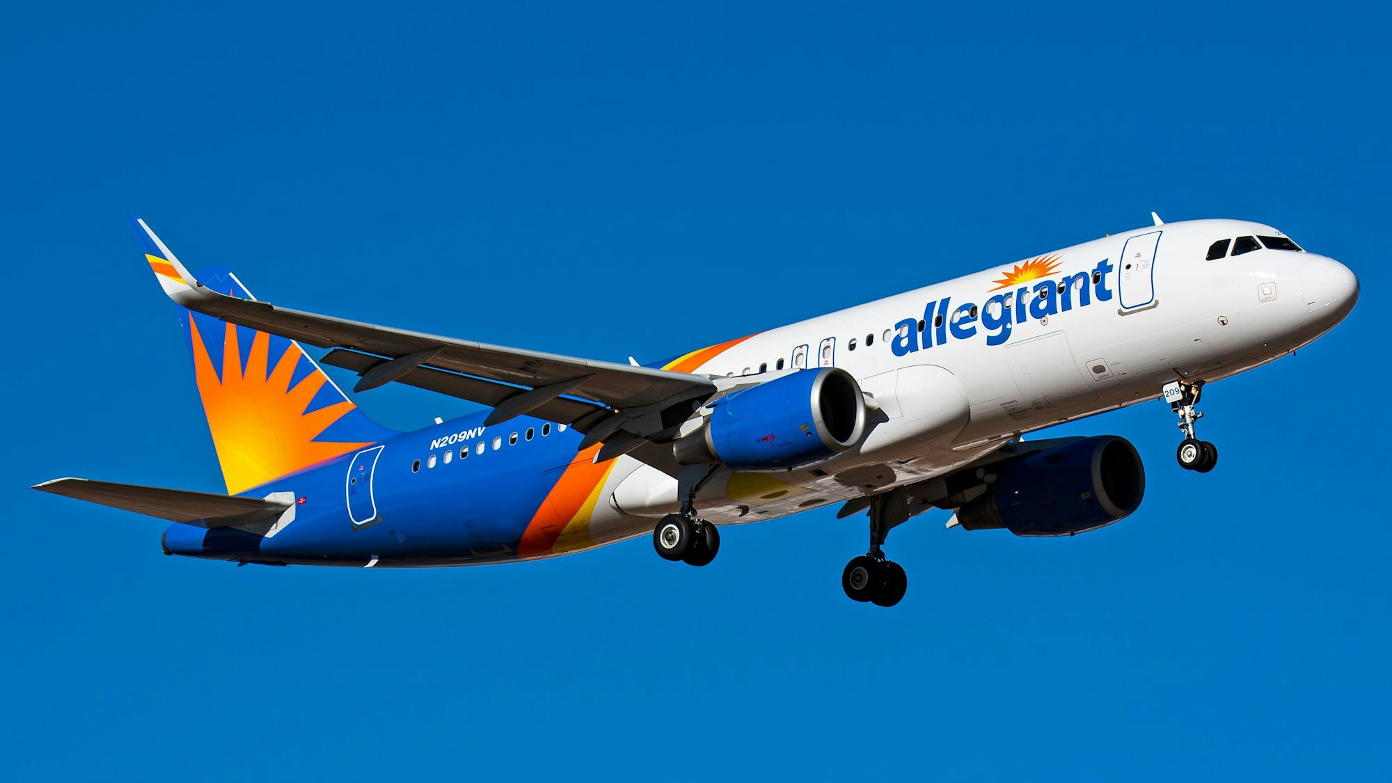 Ein Airbus A320 der US-amerikanischen Billigfluggesellschaft Allegiant Air startet von einem Flughafen in den USA. (Symbolbild)