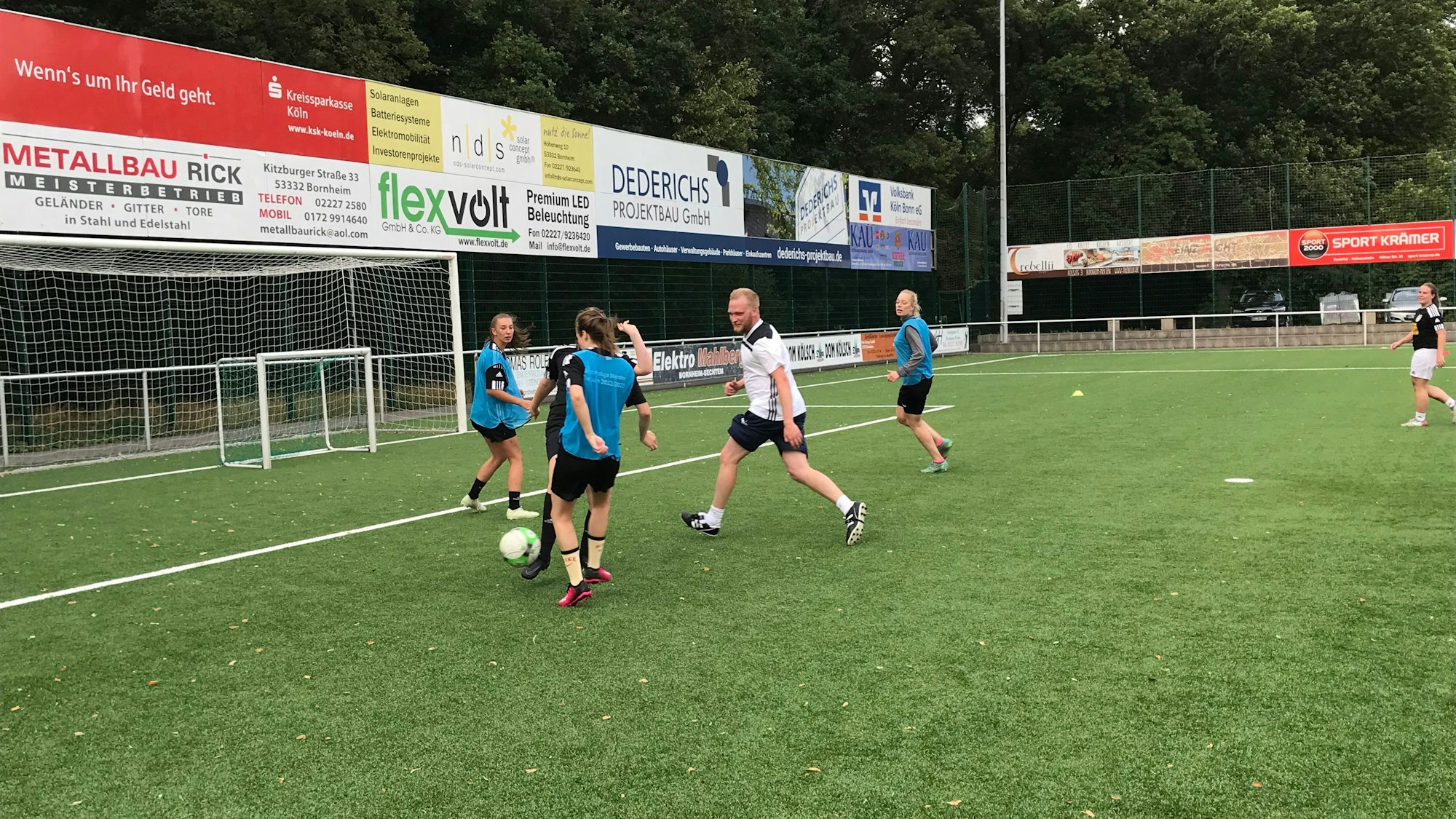 25.07.2023 Bornheim-Merten: Serie Fußballfrauen. Training beim Frauenteam des SSV Merten. Auch Trainer Sebastian Hans (weißes T-Shirt, Mitte) spielt mit.