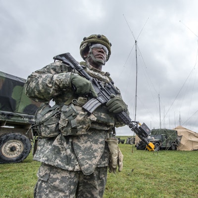 Bayern, Grafenwöhr: Ein US-Soldat steht in Kleinfalz nahe dem Truppenübungsplatz Grafenwöhr vor einem mobilen taktischen Lagezentrum der US-Armee.