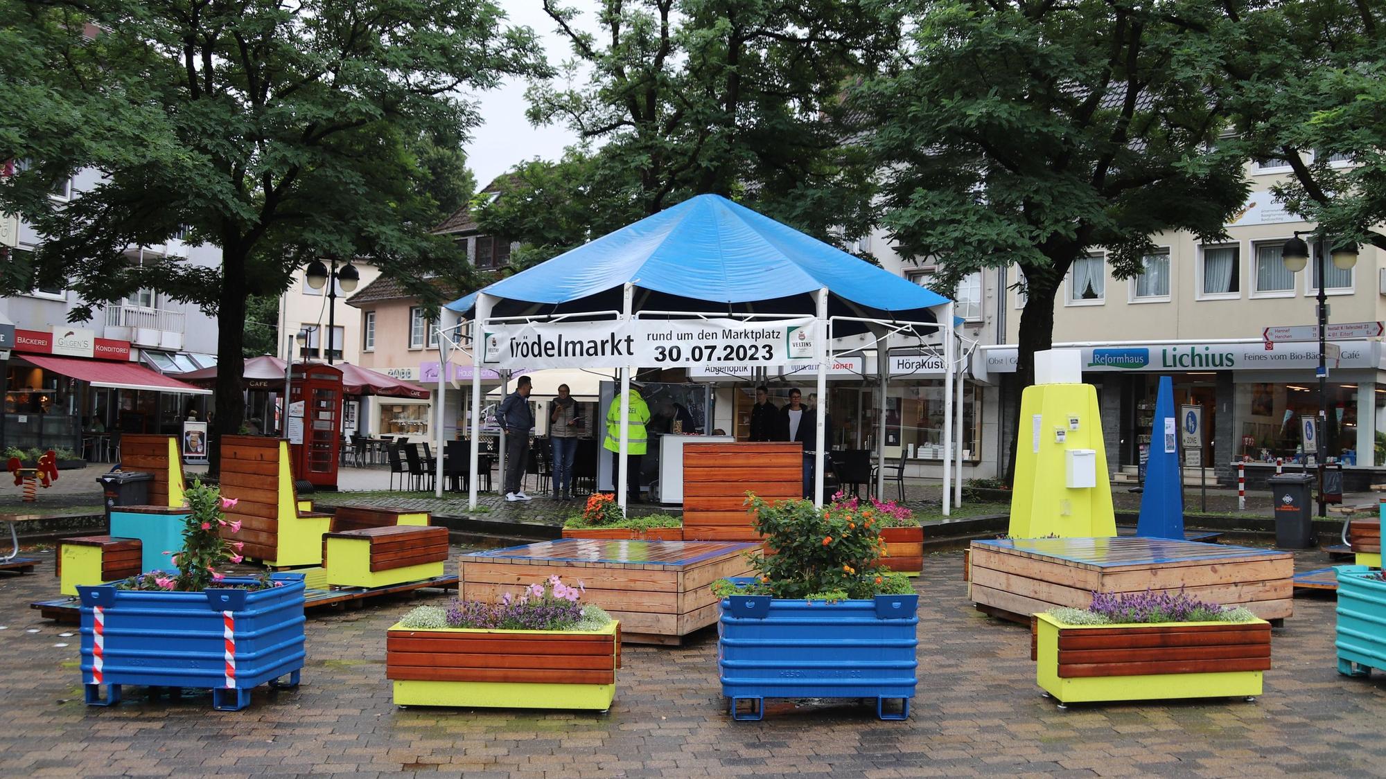 Auf dem Marktplatz sind derzeit die temporären „Markt-Terrassen“ aufgebaut worden.