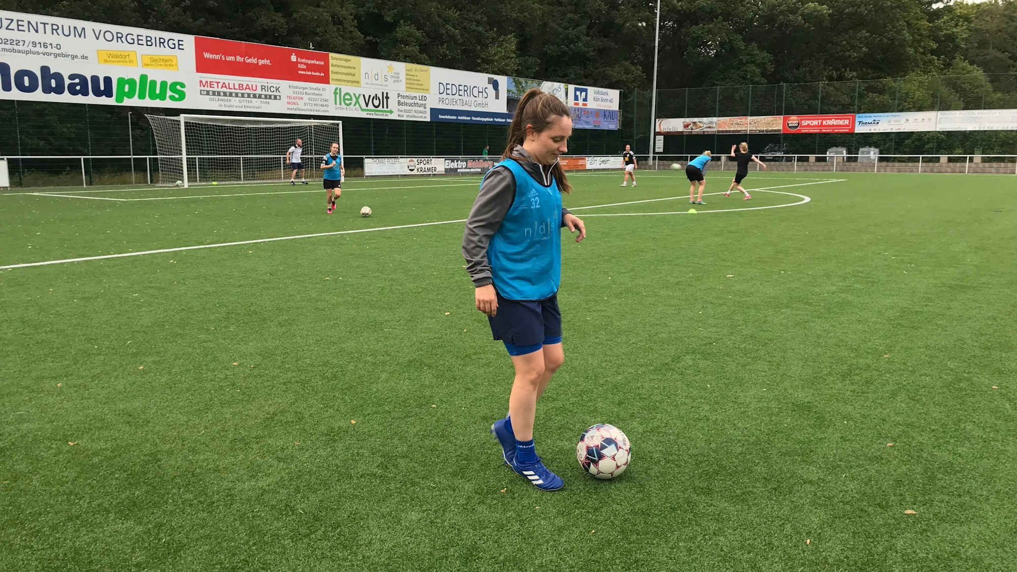 25.07.2023 Bornheim-Merten: Serie Fußballfrauen. Training beim Frauenteam des SSV Merten. Alina Bienek mit dem Ball.