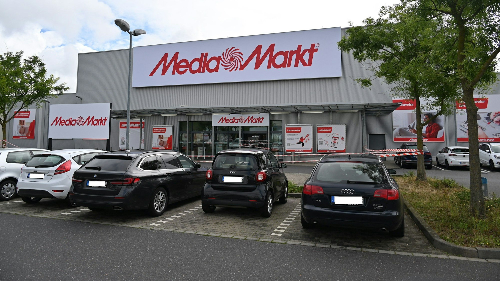 Auf dem Foto ist der Media Markt im Erft-Karree in Kerpen zu sehen. Der Eingang war am Freitag (28. Juli) noch mit Flatterband abgesperrt.