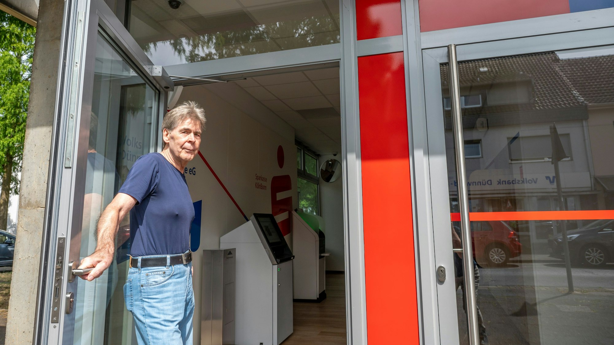 Ein Mann geht in die Sparkasse herein.