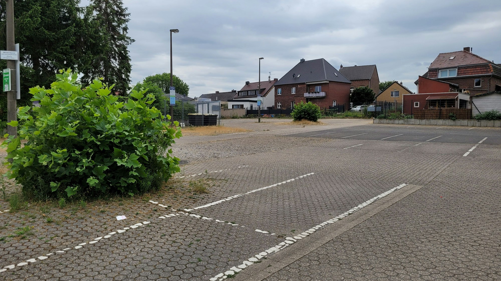Ein verwaister Parkplatz.