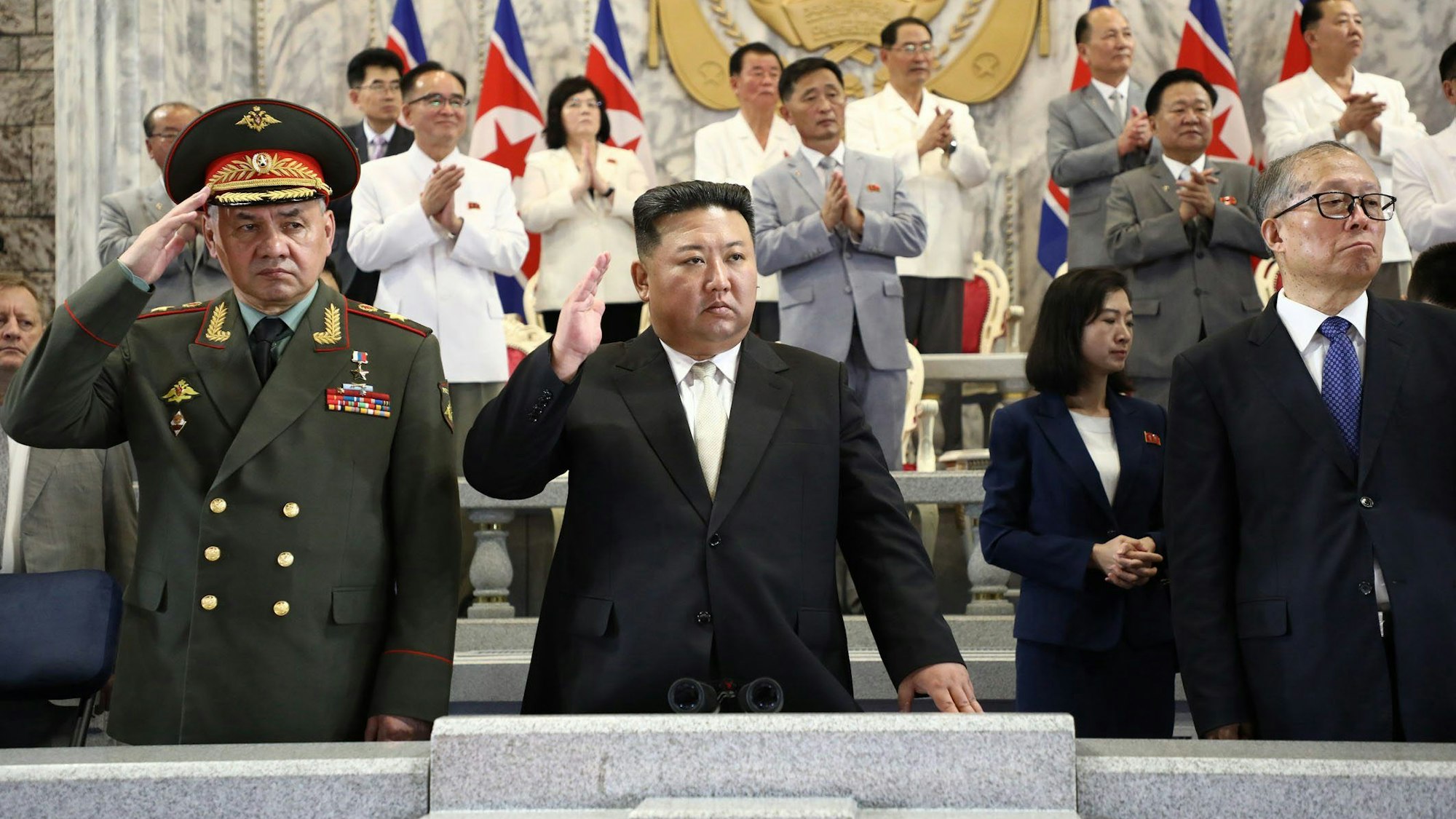 Ein Foto der staatlichen nordkoreanischen Nachrichtenagentur zeigt Machthaber Kim Jong Un (M.) zusammen mit dem russischen Verteidigungsminister Sergej Schoigu (l.) und dem chinesischen Vertreter Li Hongzhong (r.).