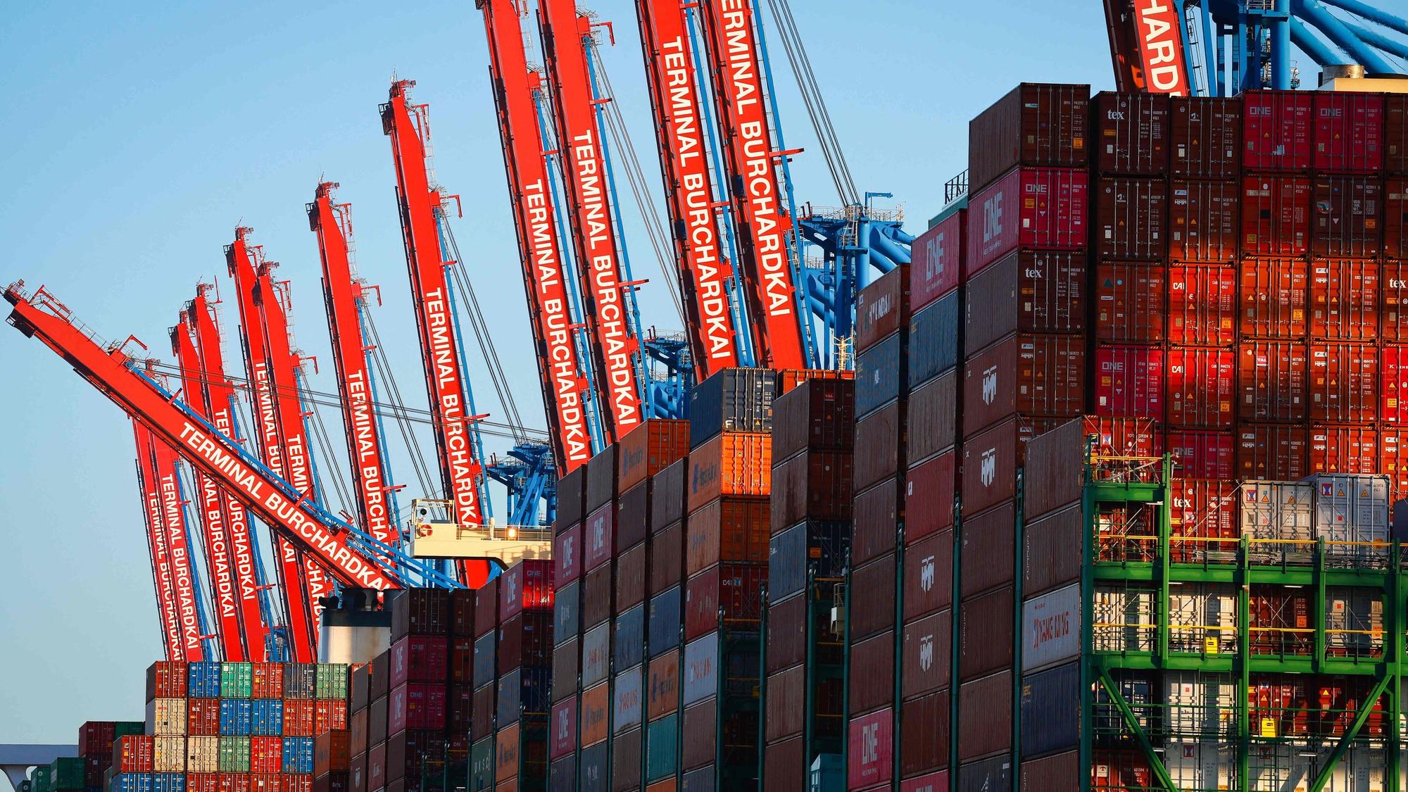 Containerschiffe liegen im Waltershofer Hafen am Container Terminal Burchardkai (CTB) der HHLA (Hamburger Hafen und Logistik AG). Die deutsche Wirtschaft tritt auf der Stelle. Das Bruttoinlandsprodukt (BIP) stagnierte im zweiten Quartal im Vergleich zum Vorquartal, wie das Statistische Bundesamt am Freitag in Wiesbaden in einer ersten Schätzung mitteilte.