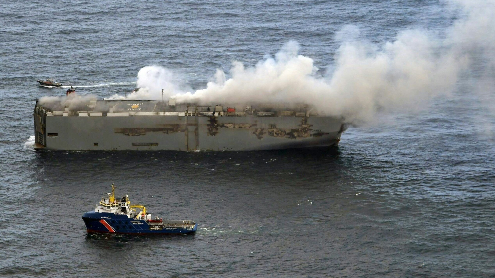 Was aussieht wie Löcher in der Seitenwand des brennenden Frachters vor Ameland, sind laut niederländischer Küstenwache lediglich Lackabsplitterungen.