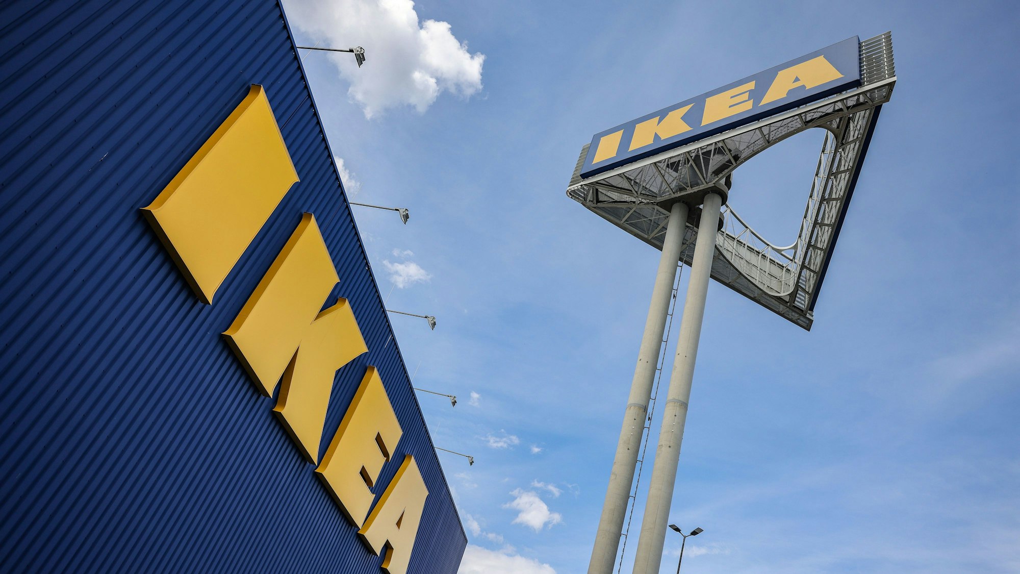 Köln: Ein Firmenlogo hängt an der Ikea-Filiale Köln Godorf.