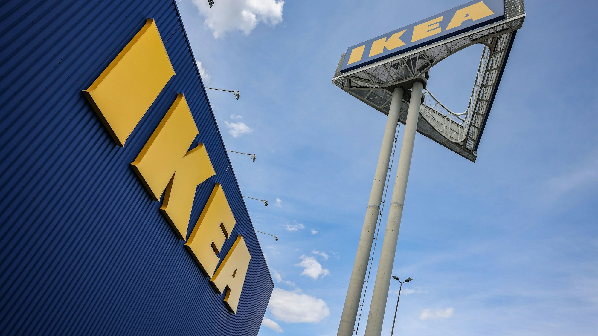 ARCHIV - 14.04.2023, Nordrhein-Westfalen, Köln: Ein Firmenlogo hängt an der Ikea-Filiale Köln Godorf. Angeblich findet sich in jedem Haushalt mindestens ein Produkt von Ikea. Auch 80 Jahre nach seiner Gründung ist der Möbelhändler noch auf der Suche nach neuen Trends. (zu dpa "80 Jahre IKEA - Wie ein Weltkonzern sympathisch rüberkommen will") Foto: Oliver Berg/dpa +++ dpa-Bildfunk +++