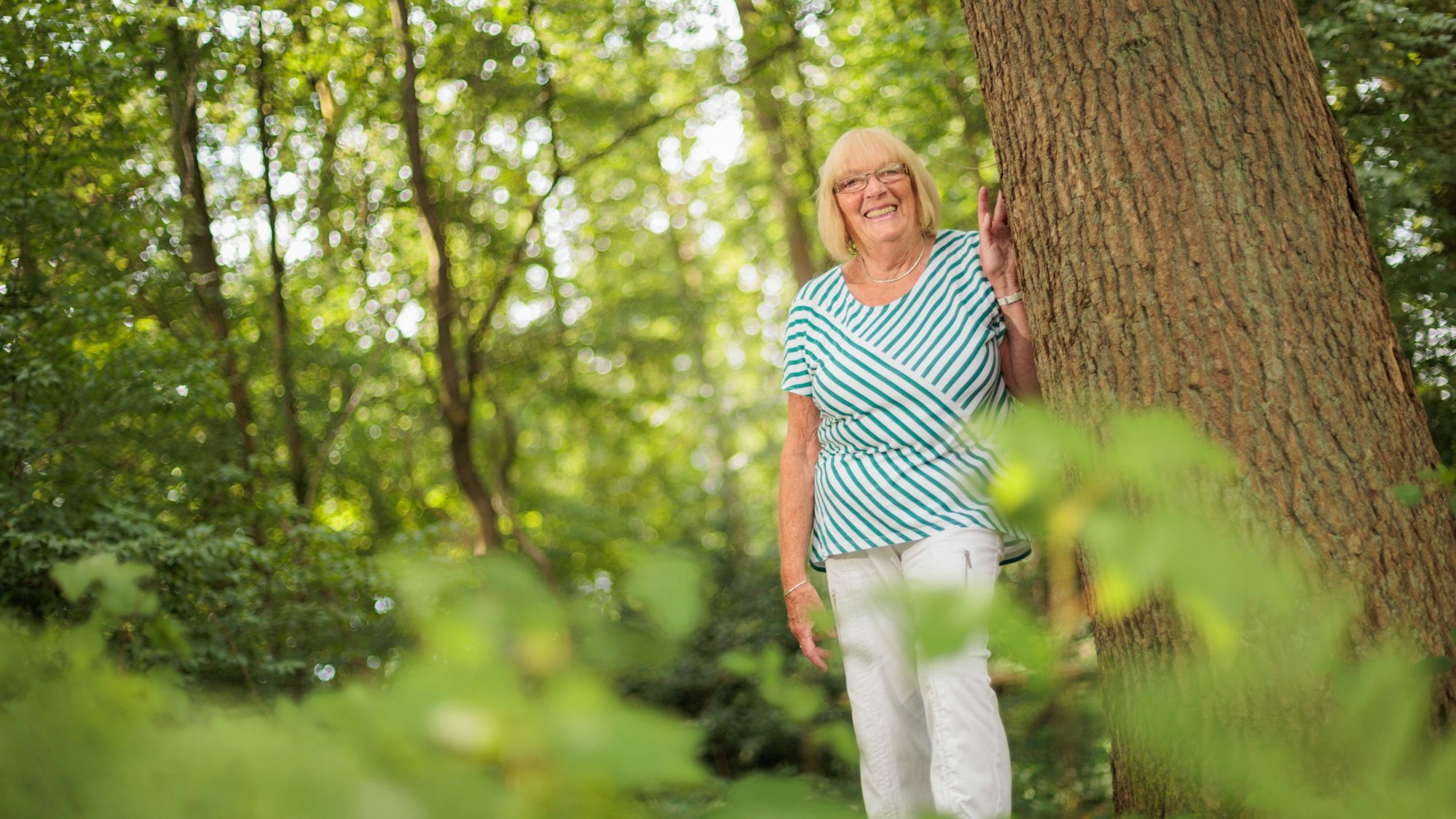 Marita Kiesling lehnt an einem Baum.