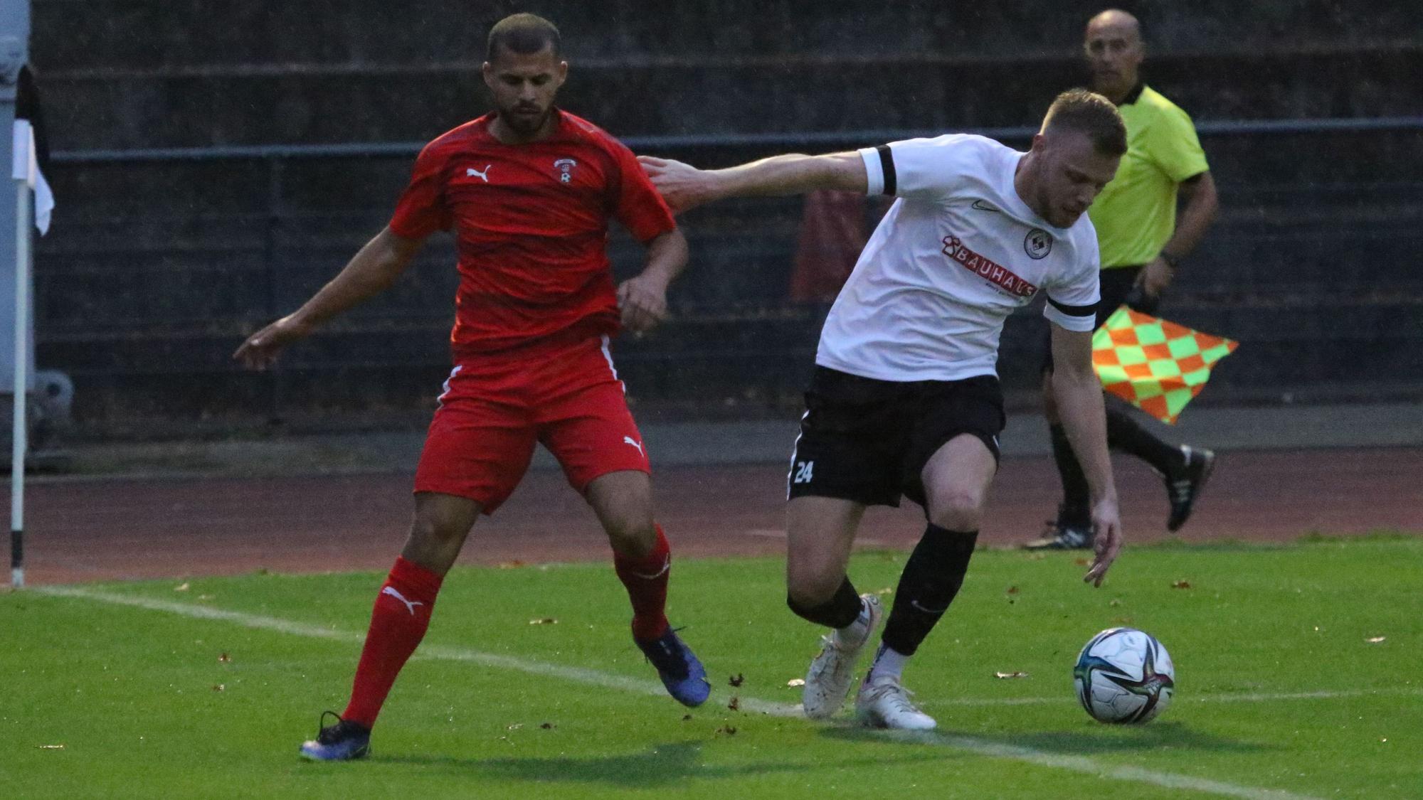 Auf dem Foto ist Taner Yalcin im Dress des FC Hürth bei einem Spiel gegen Frechen zu sehen.