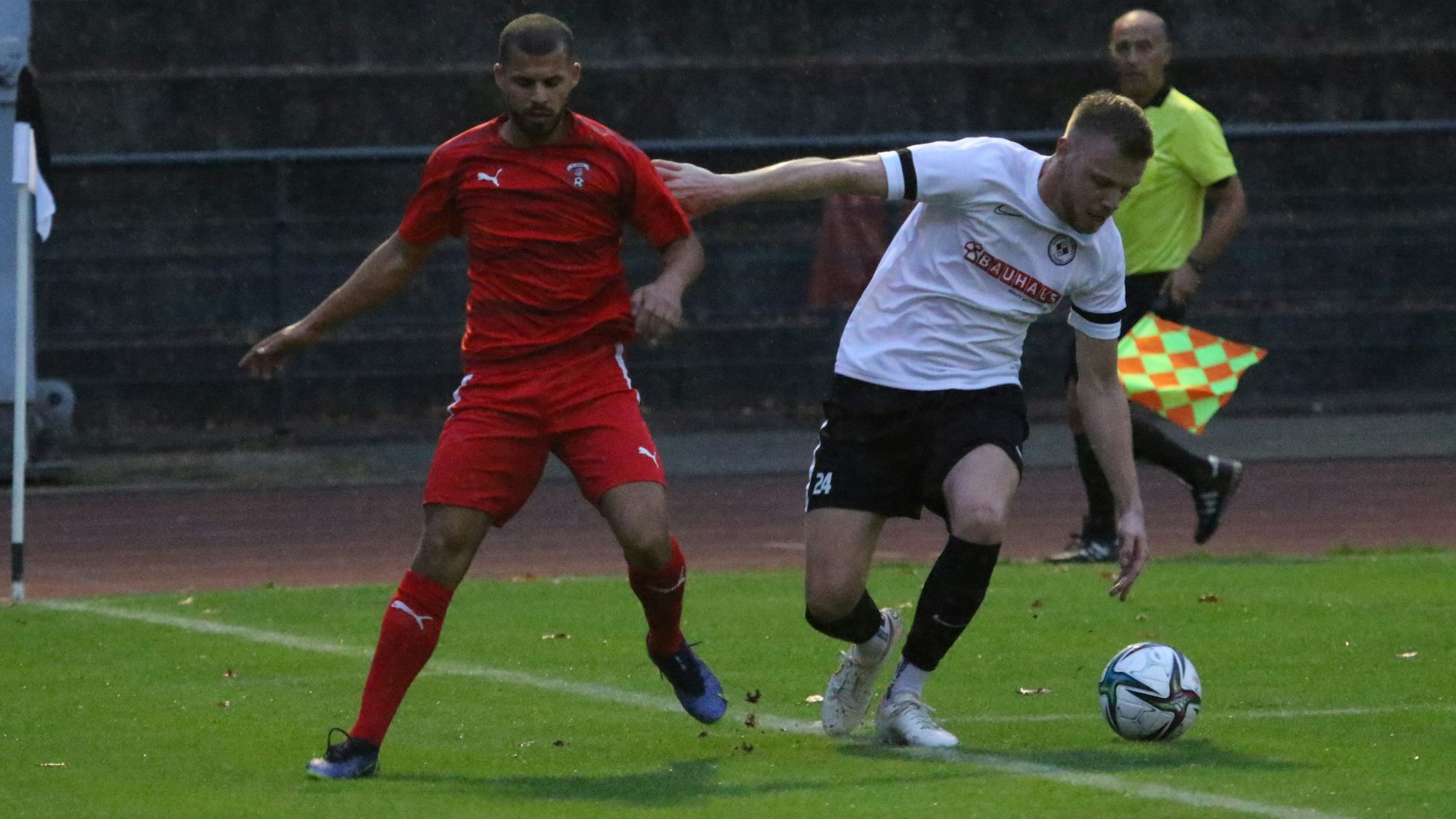 Auf dem Foto ist Taner Yalcin im Dress des FC Hürth bei einem Spiel gegen Frechen zu sehen.