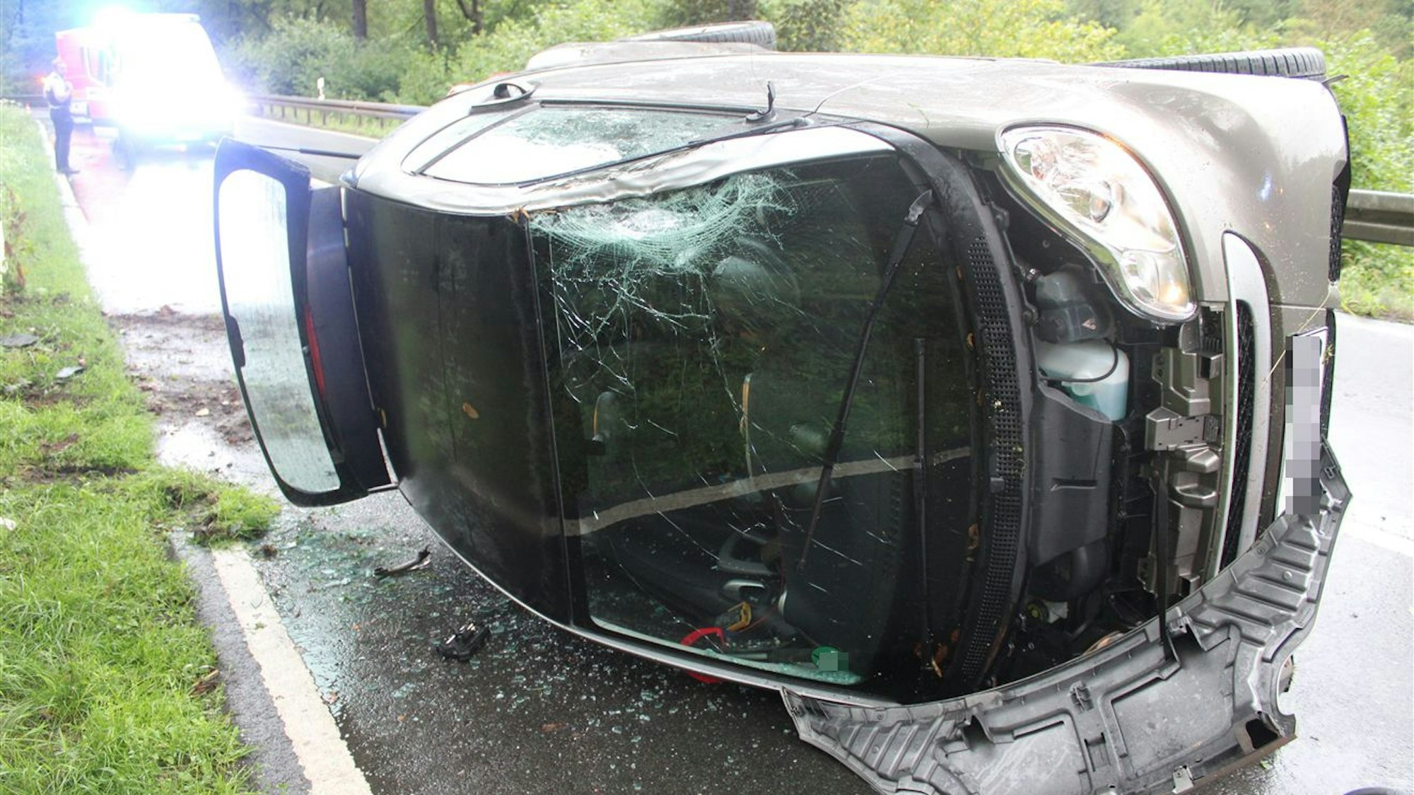 Ein Auto liegt nach einem Unfall auf der L101 in Wermelskirchen auf der Seite.