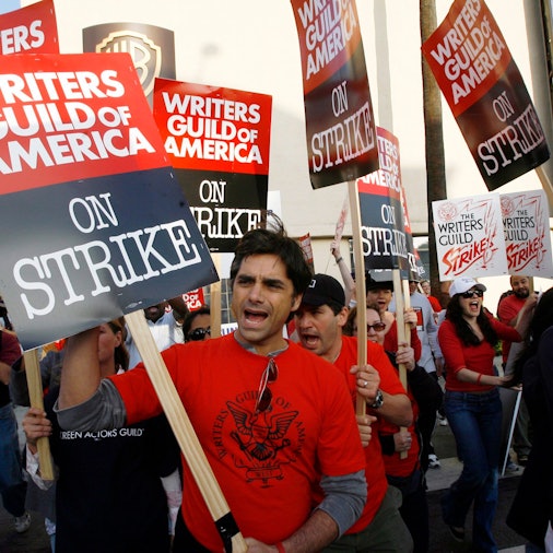 Schauspieler John Stamos (Mitte) und andere Darsteller der mit einem Emmy ausgezeichneten Fernsehserie „ER“ unterstützen Mitglieder der Writers Guild of America, die am 6. November 2007 vor den Warner Bros. Television Studios in Los Angeles streiken.