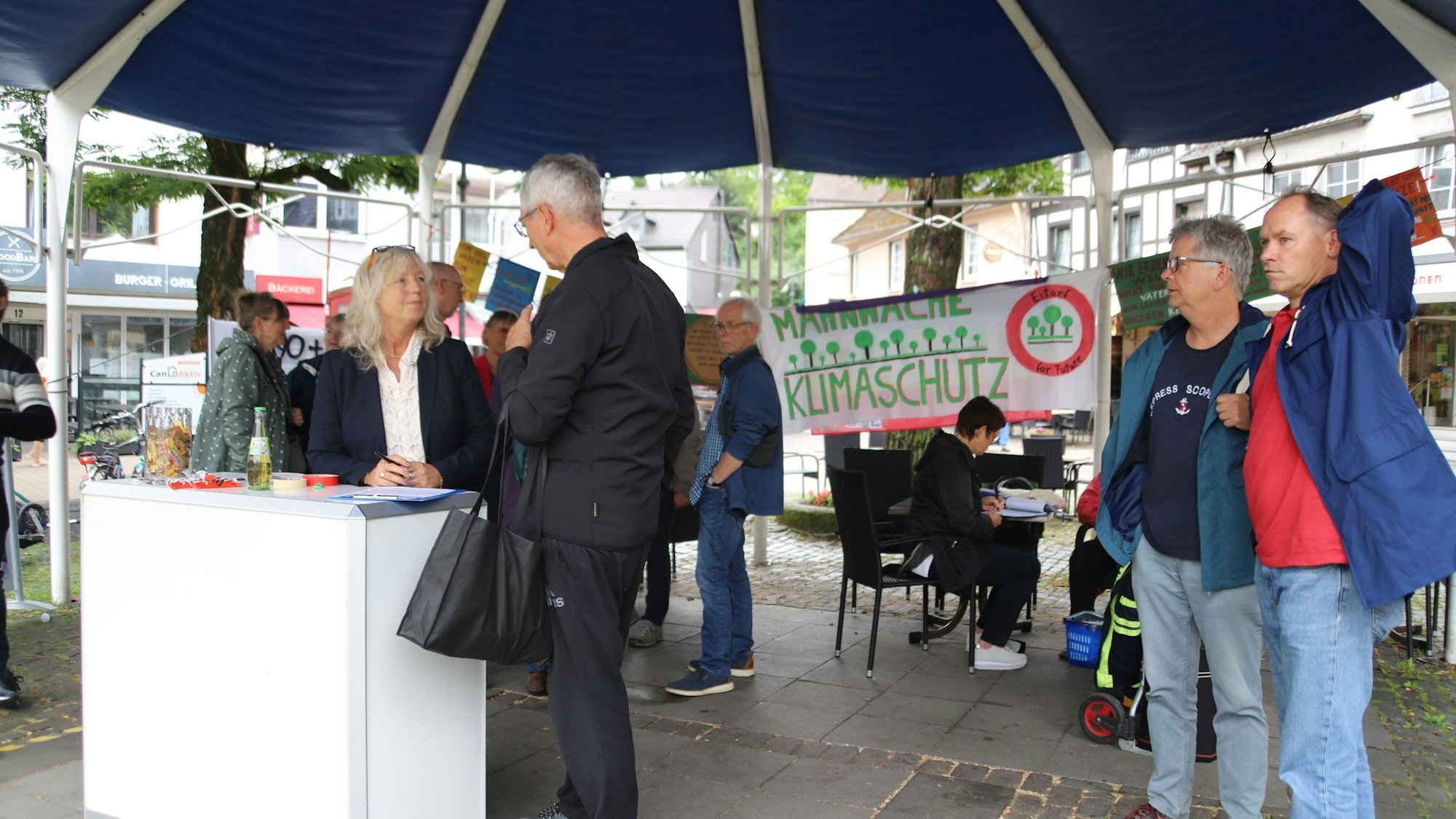 Bürgermeister, Stadtverwaltung und Stadtplanungsbüro haben auf dem Marktplatz das Gespräch mit den Bürgern gesucht, um einen Kompromiss für die Gestaltung der Fläche zu suchen. Gespräche im Pavillon.
