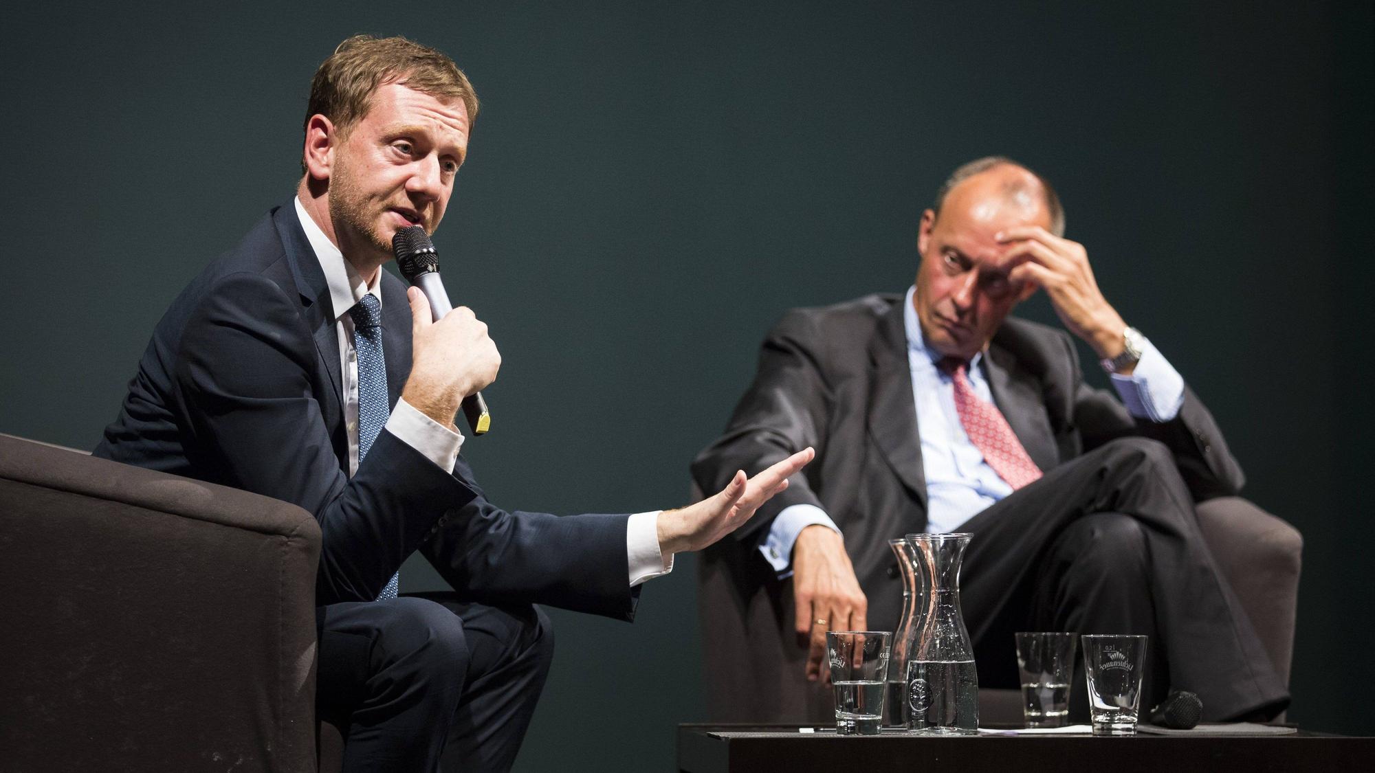 Michael Kretschmer (l.) auf der Bühne mit CDU-Chef Friedrich Merz. Der sächsische Ministerpräsident hat erneut für einen „pragmatischen Umgang“ mit der AfD auf kommunaler Ebene geworben. (Archivbild)