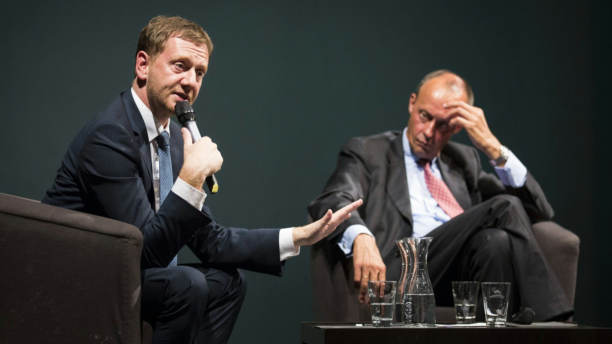 Michael Kretschmer (l.) auf der Bühne mit CDU-Chef Friedrich Merz. Der sächsische Ministerpräsident hat erneut für einen „pragmatischen Umgang“ mit der AfD auf kommunaler Ebene geworben. (Archivbild)