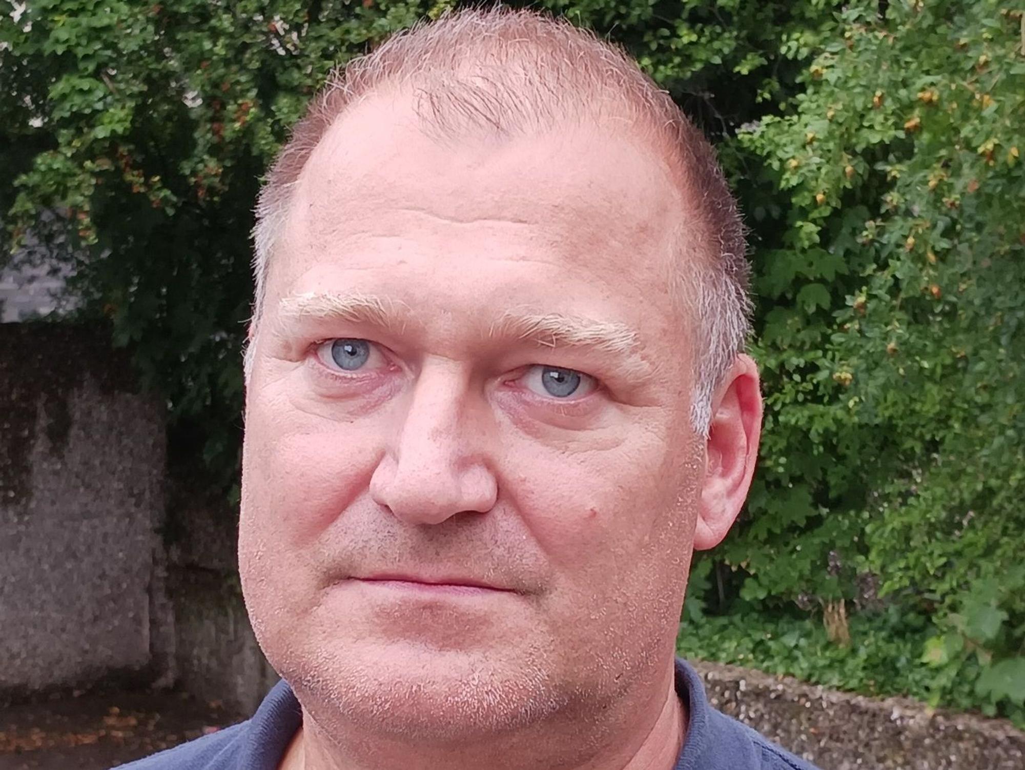 Ein Mann blickt in die Kamera.