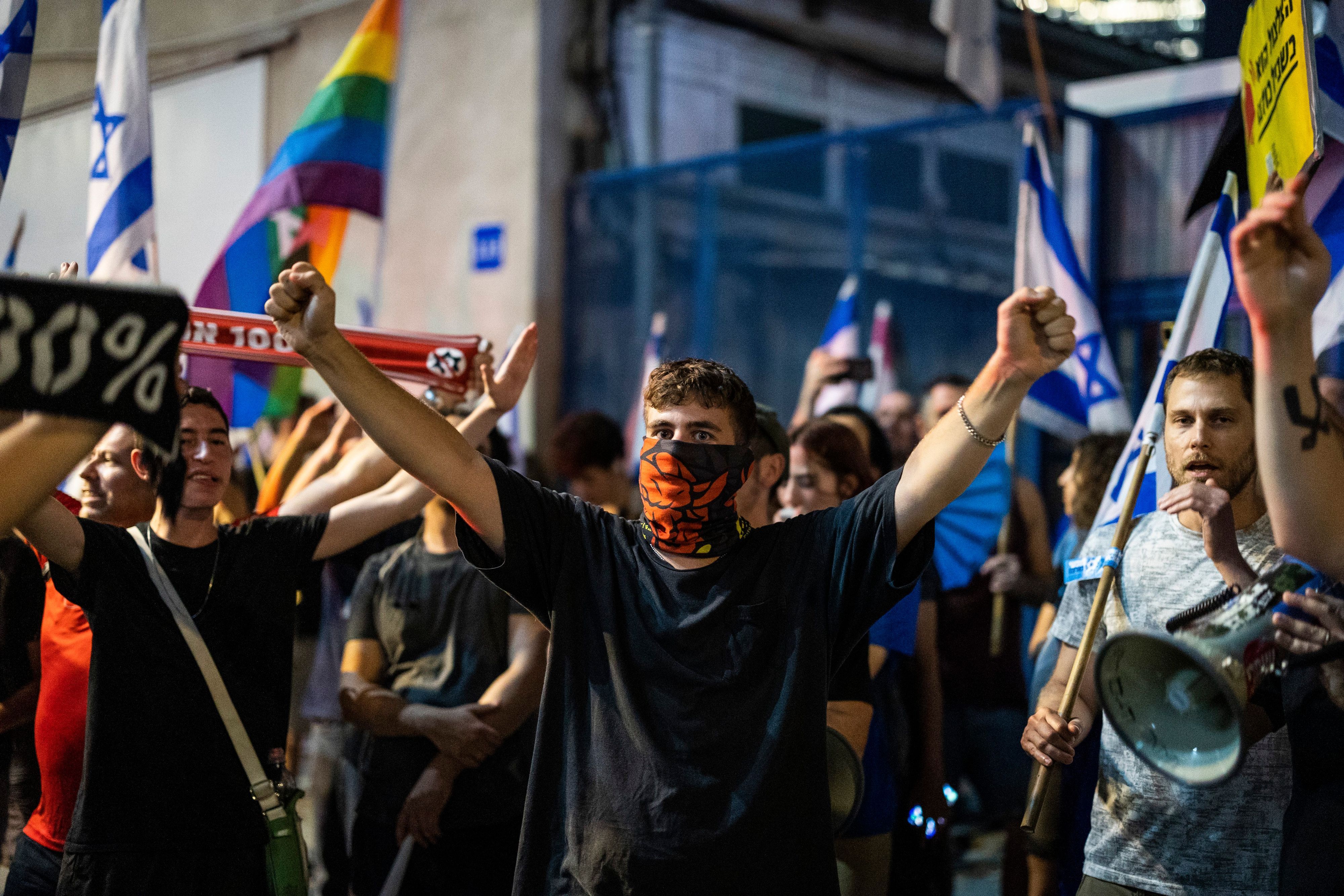Demonstranten nehmen an einem Protest gegen die Justizreform teil. Nach der Verabschiedung zentraler Elemente der umstrittenen Justizreform haben wieder Tausende Israelis gegen die rechts-religiöse Regierung protestiert.