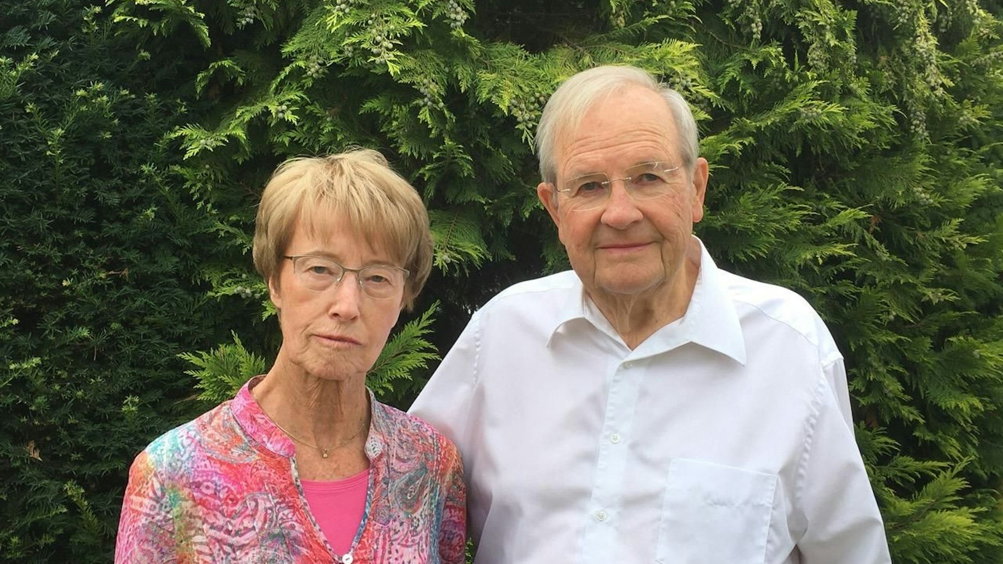 Ein Paar steht im Garten.