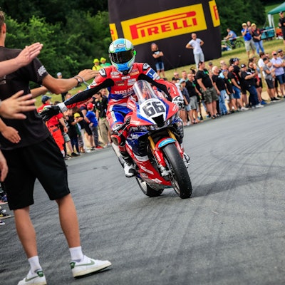 Florian Alt klatscht nach seinem ersten Sieg in Schleiz die Fans ab.