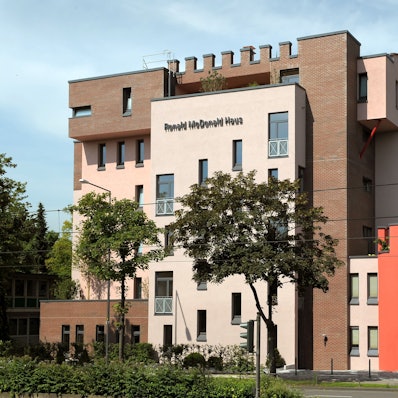 Eine feste Burg in sehr belastenden Zeiten: Das Ronald McDonald Haus an der Amsterdamer Straße ähneld baulich einer Burg.
