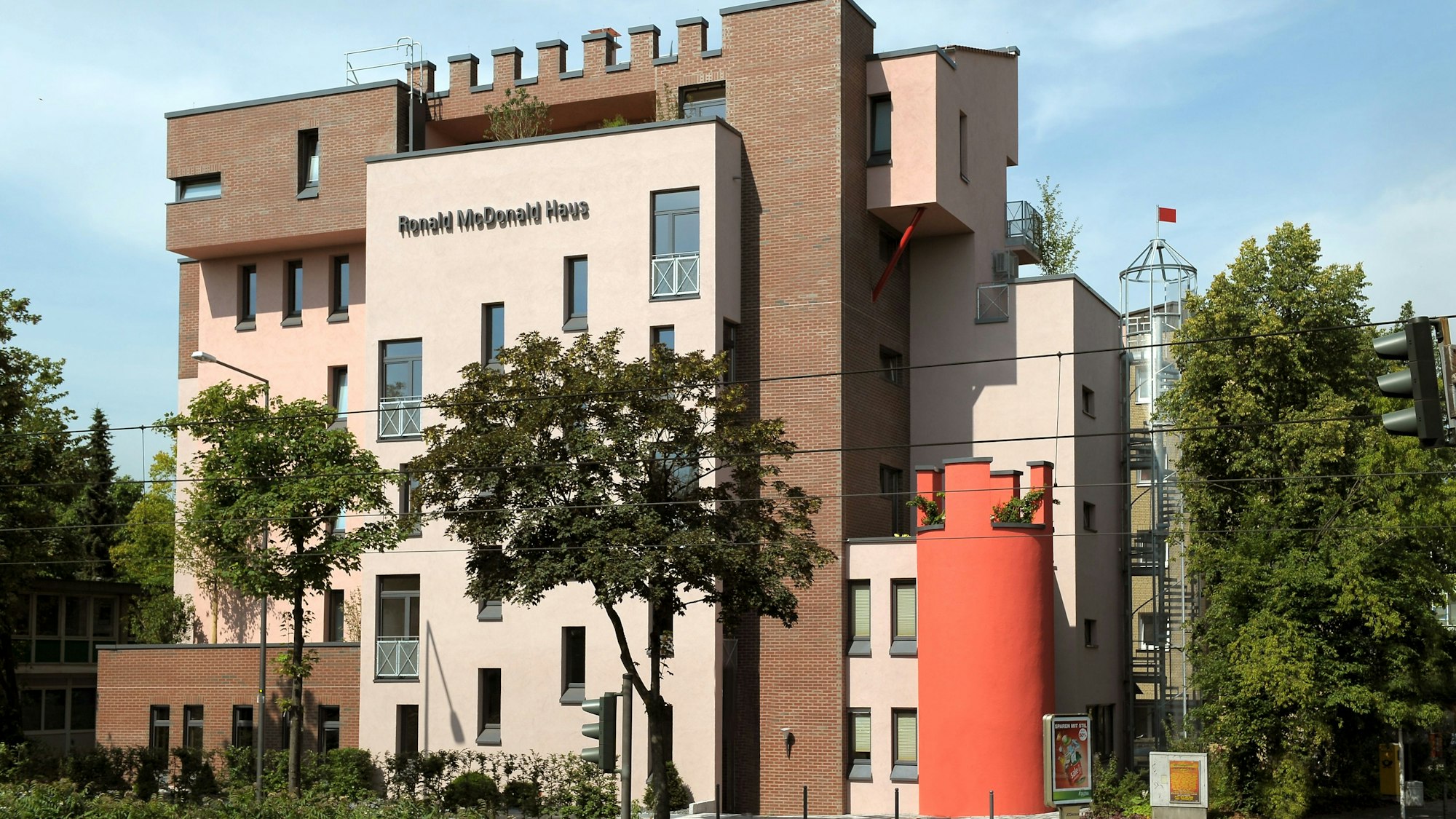 Eine feste Burg in sehr belastenden Zeiten: Das Ronald McDonald Haus an der Amsterdamer Straße ähneld baulich einer Burg.