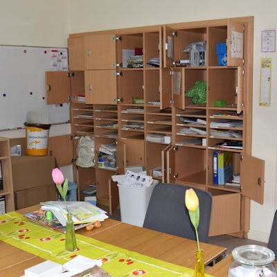 In einem Lehrerzimmer sind sämtliche Lehrerfächer aufgebrochen, der Inhalt auf herausgerissen.