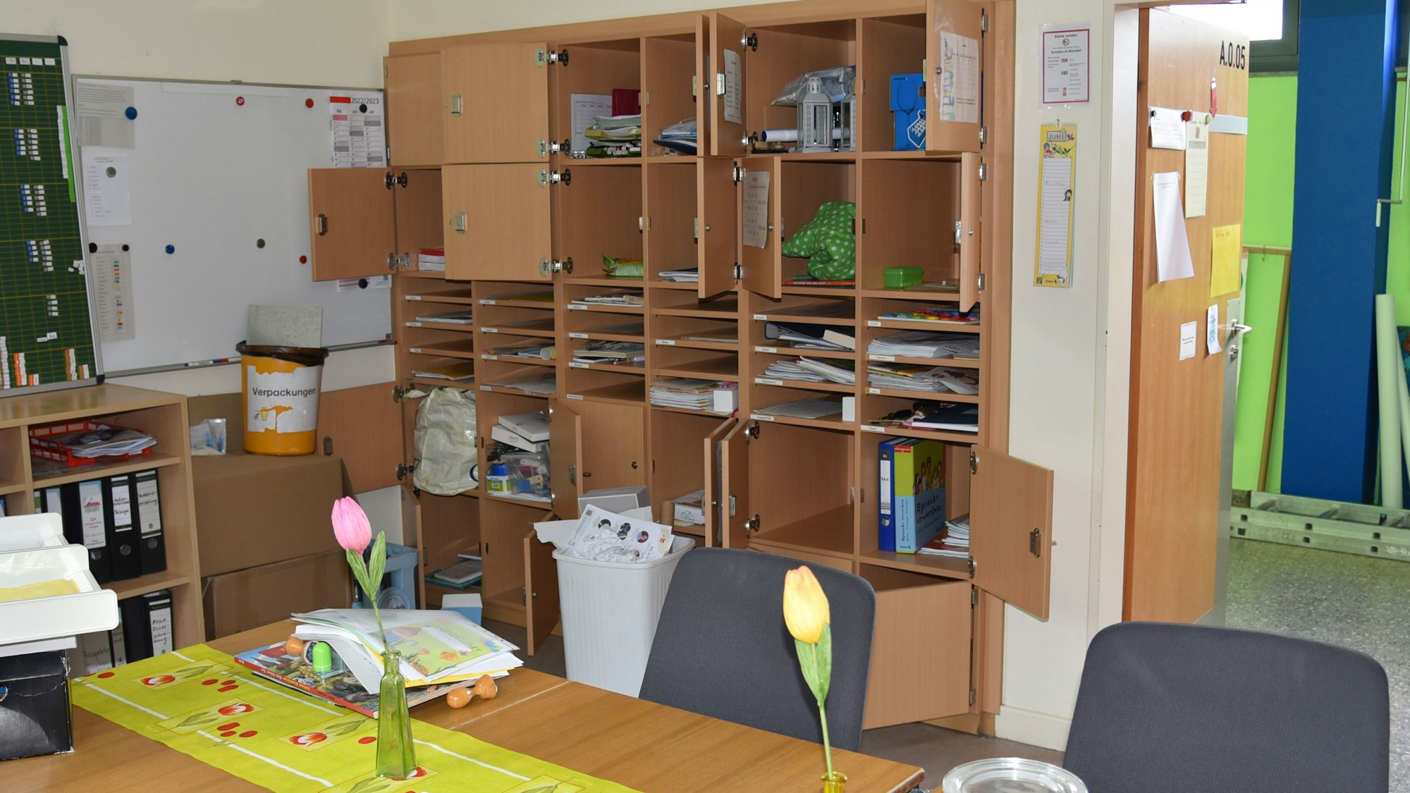 Im Lehrerzimmer einer Schule sind Spinde aufgebrochen.